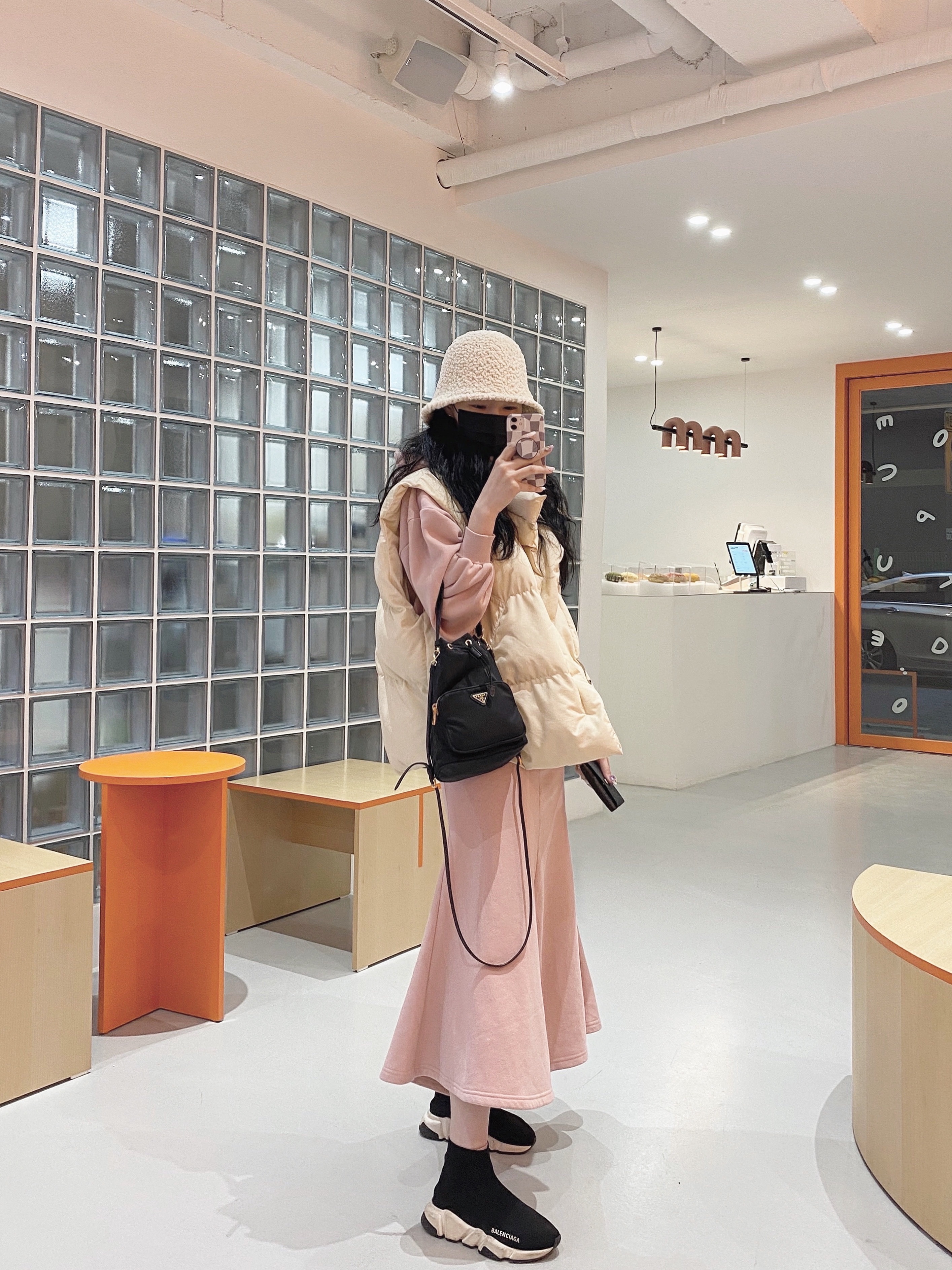 Prada Duet Re-Nylon Shoulder Bag Black Gold, (W) Balenciaga Speed Trainer Black White 2021/2022 착용 스타일