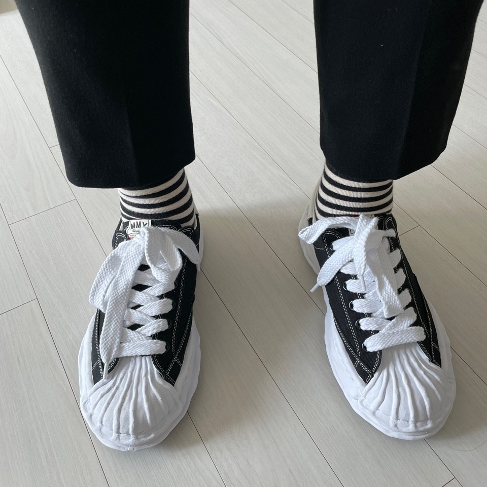 Maison Mihara Yasuhiro Blakey OG Sole Canvas Low-top Sneakers Black White 착용 스타일 - 1
