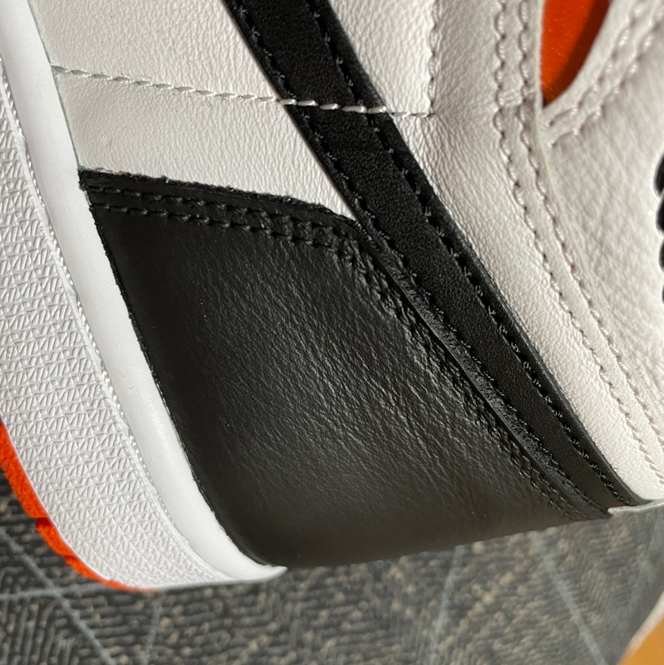 Jordan 1 Retro High OG Electro Orange 착용 스타일 - 4