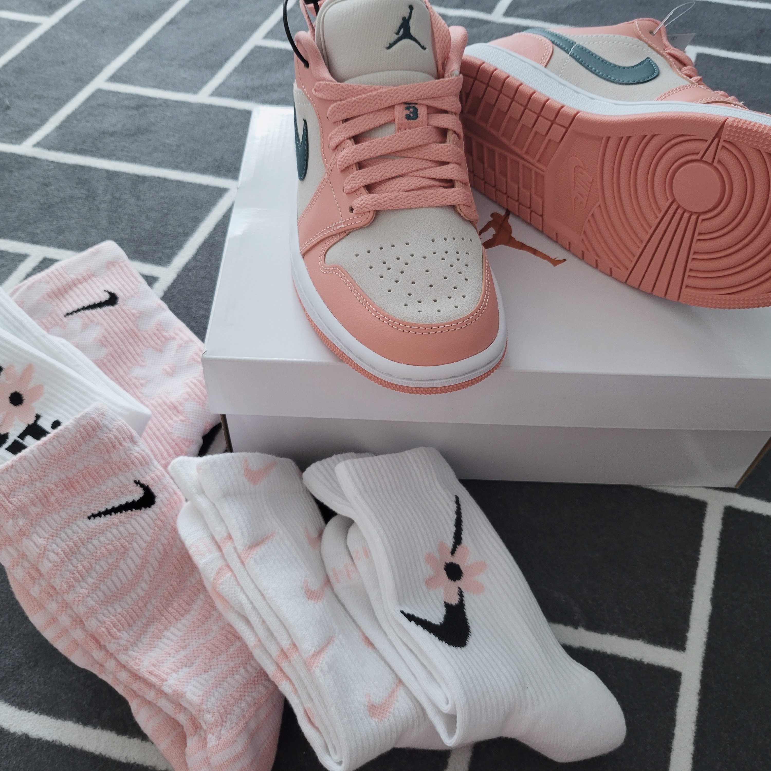 (W) Jordan 1 Low Light Madder Root, (Kids) Nike Everyday Plus Socks Pink White (6 Pack/Korean Ver.) 착용 스타일 - 2