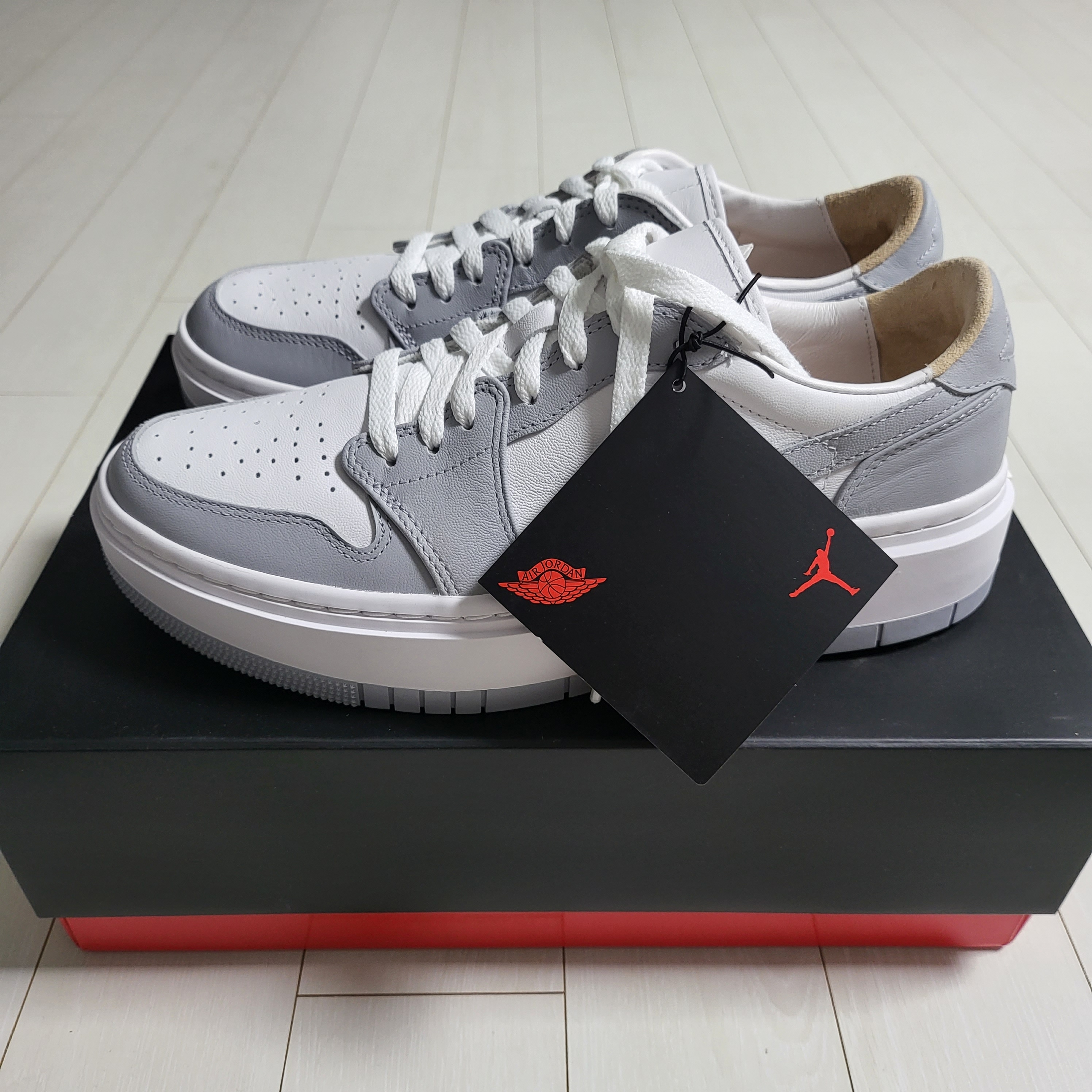 (W) Jordan 1 Elevate Low White and Wolf Grey 착용 스타일 - 1