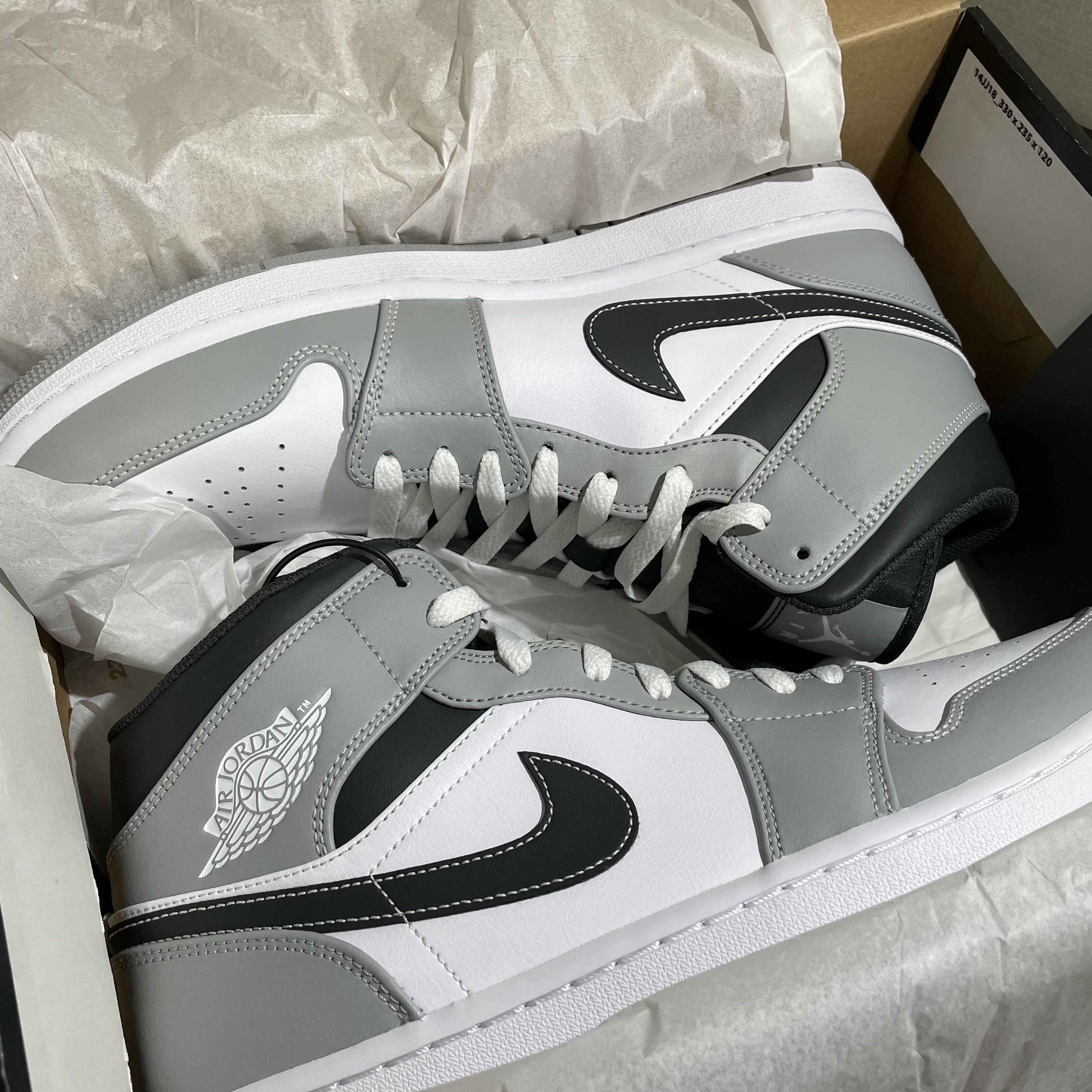 Jordan 1 Mid Light Smoke Grey Anthracite 착용 스타일 - 1
