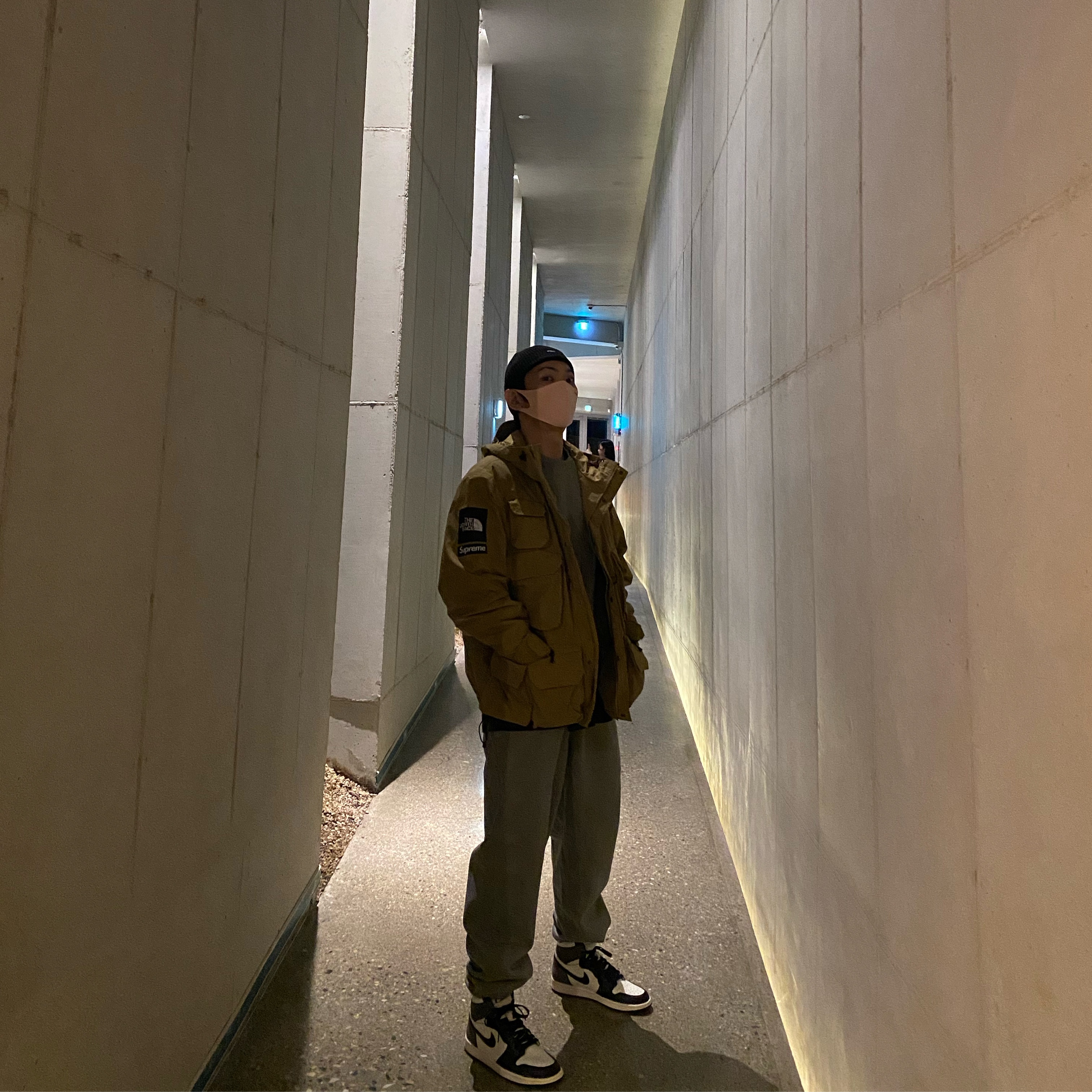 Supreme x The North Face Cargo Jacket Gold - 20SS, Jordan 1 Retro High OG Black Mocha 착용 스타일