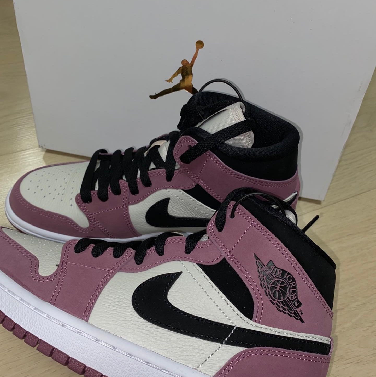(W) Jordan 1 Mid SE Light Mulberry 착용 스타일 - 1