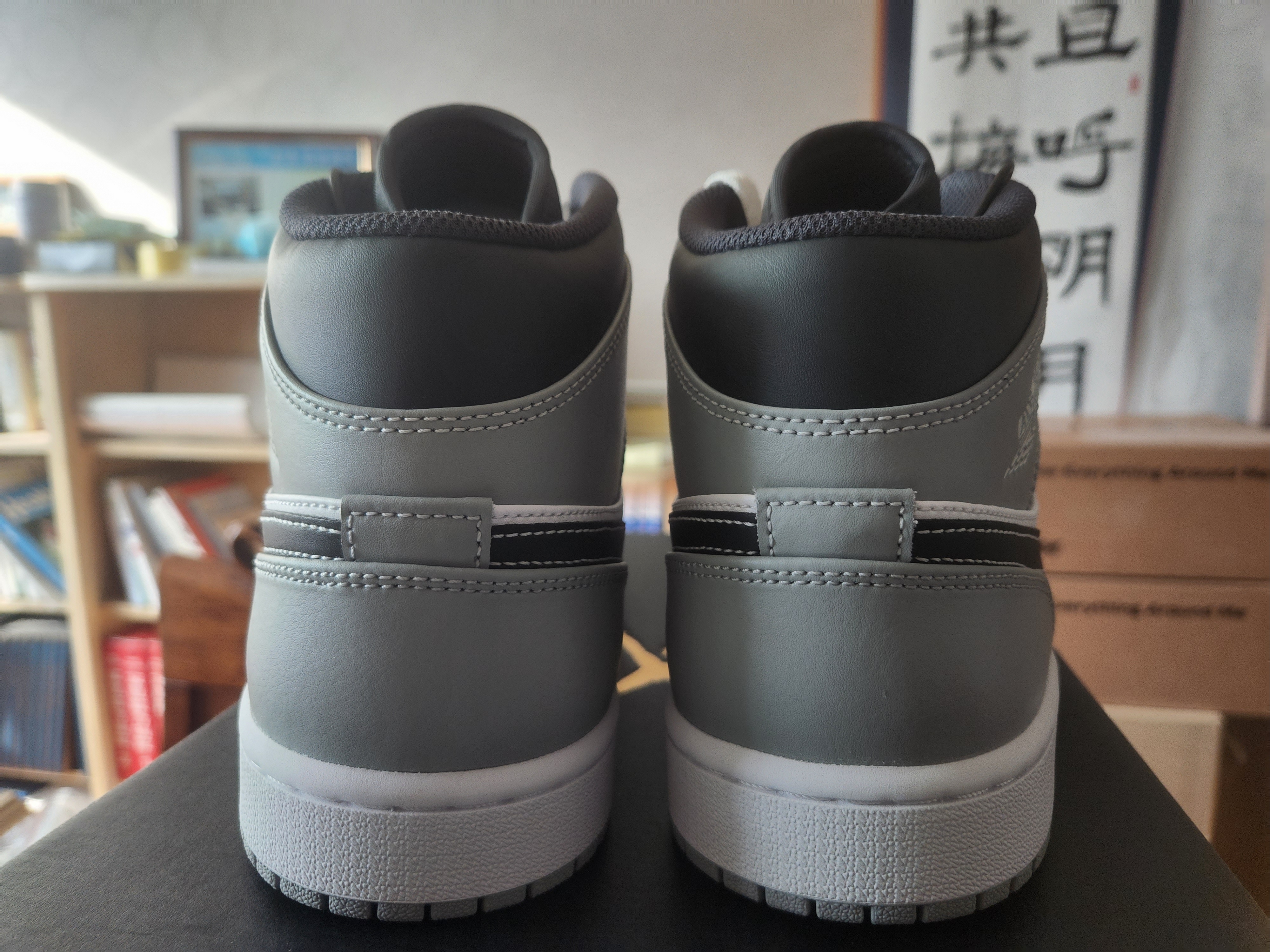 Jordan 1 Mid Light Smoke Grey Anthracite 착용 스타일 - 2