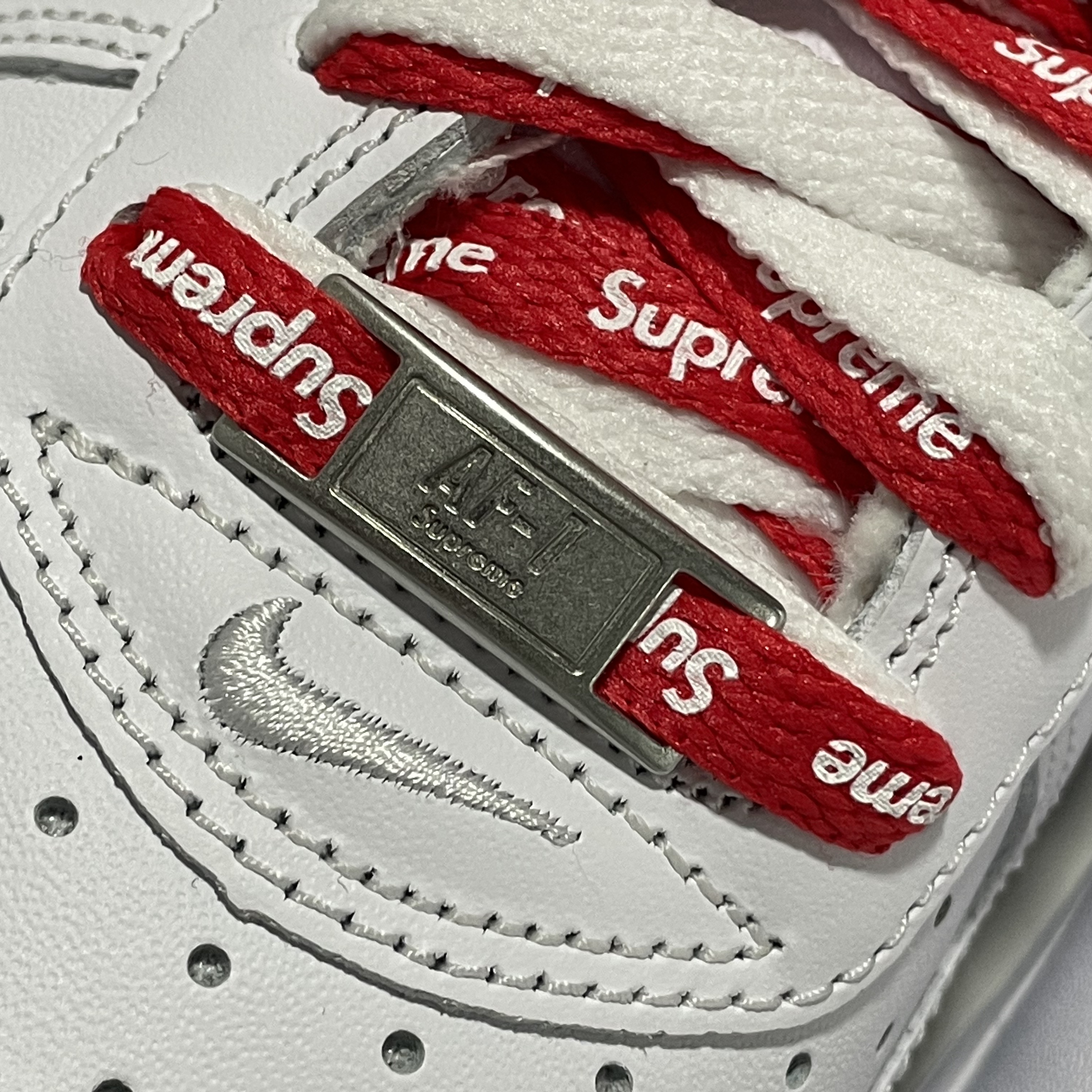 Nike x Supreme Air Force 1 Low White 착용 스타일 - 2