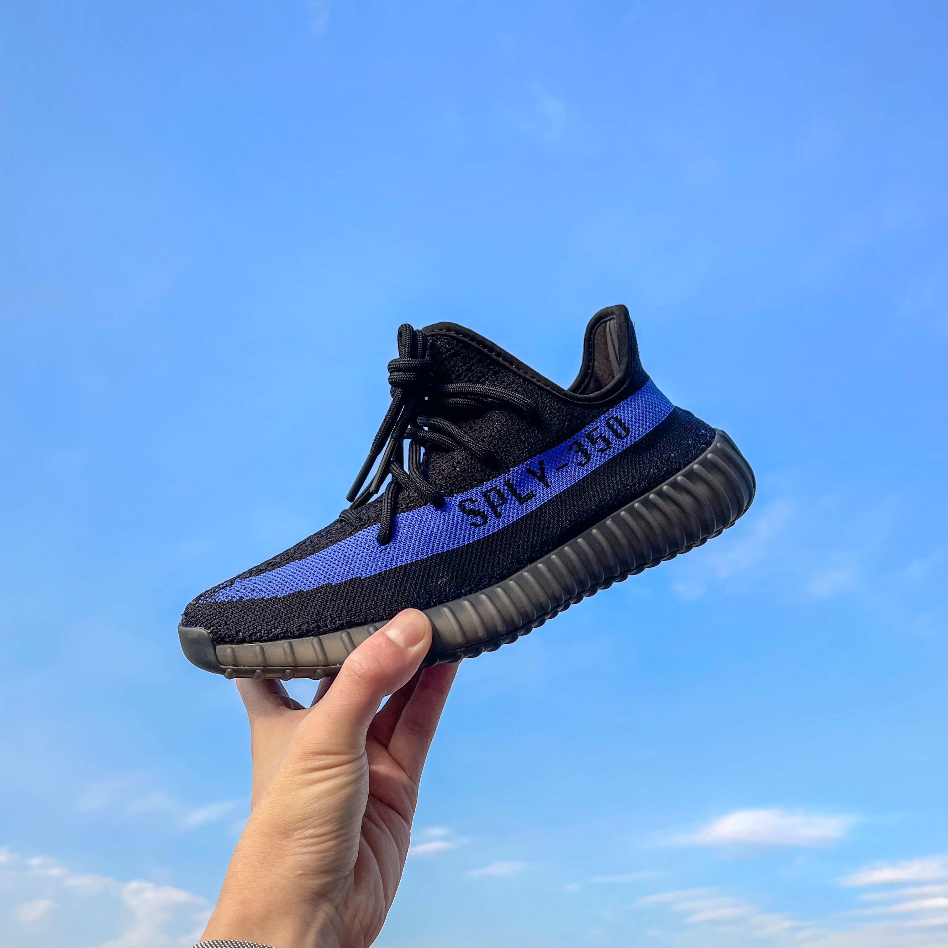 Adidas Yeezy Boost 350 V2 Dazzling Blue 착용 스타일