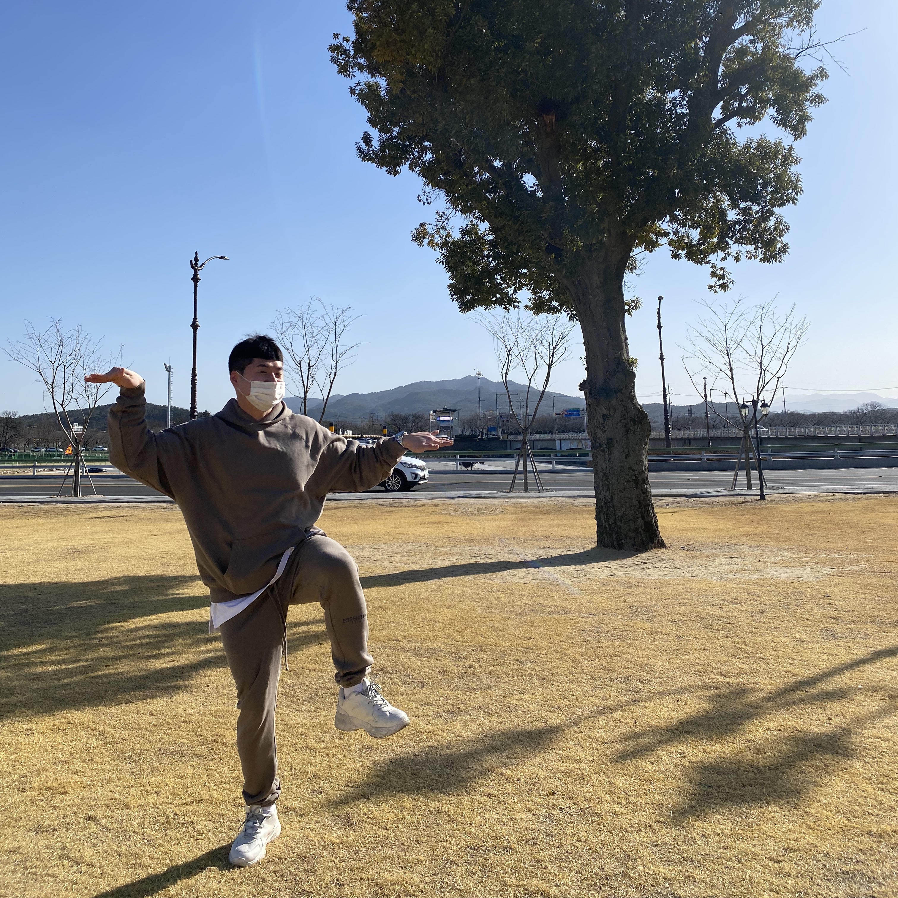 Essentials Sweatpants Taupe - 21SS, Essentials Pull-Over Hoodie Taupe - 21SS 착용 스타일 - 4