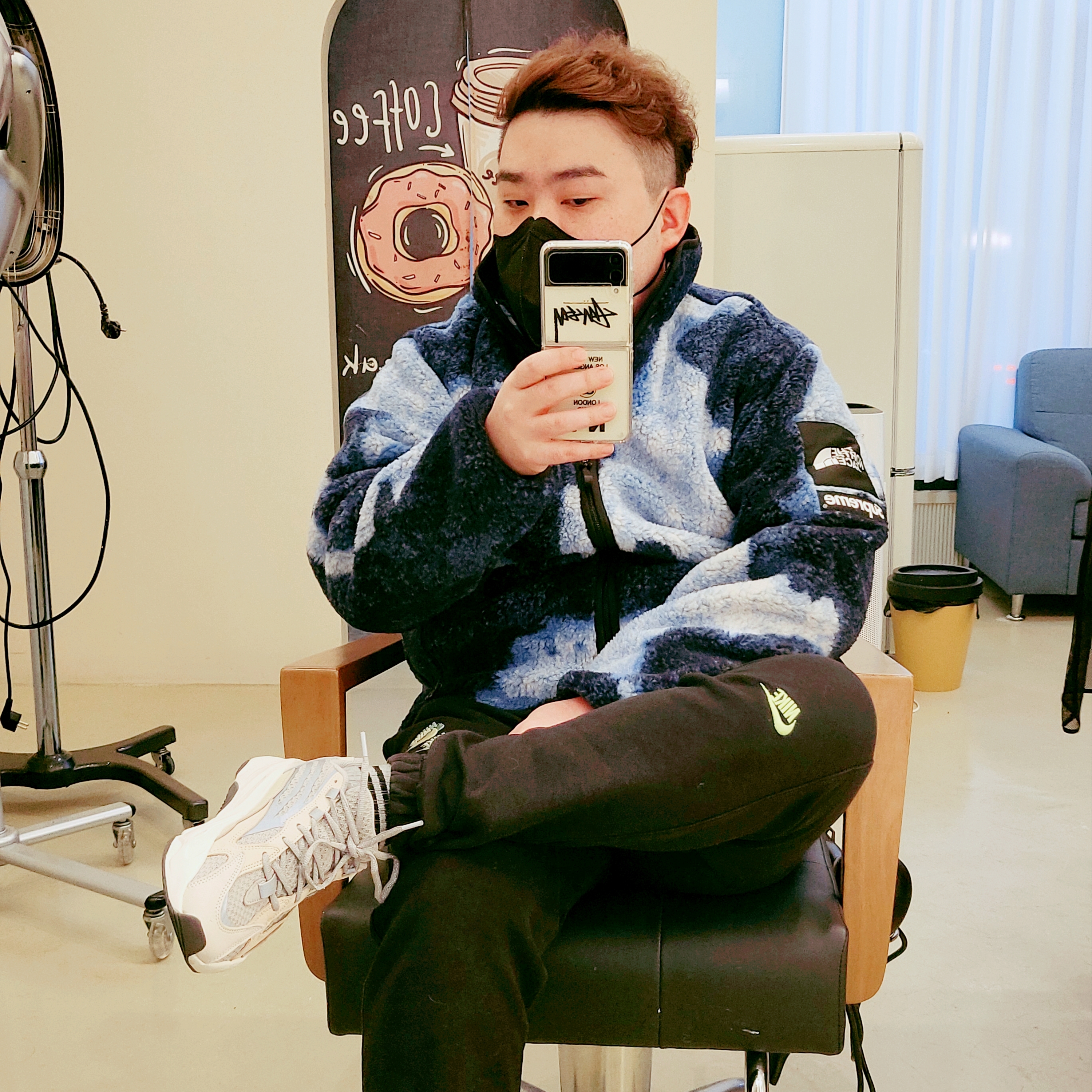 Supreme x The North Face Bleached Denim Print Fleece Jacket Indigo - 21FW, Adidas Yeezy Boost 700 V2 Cream 착용 스타일