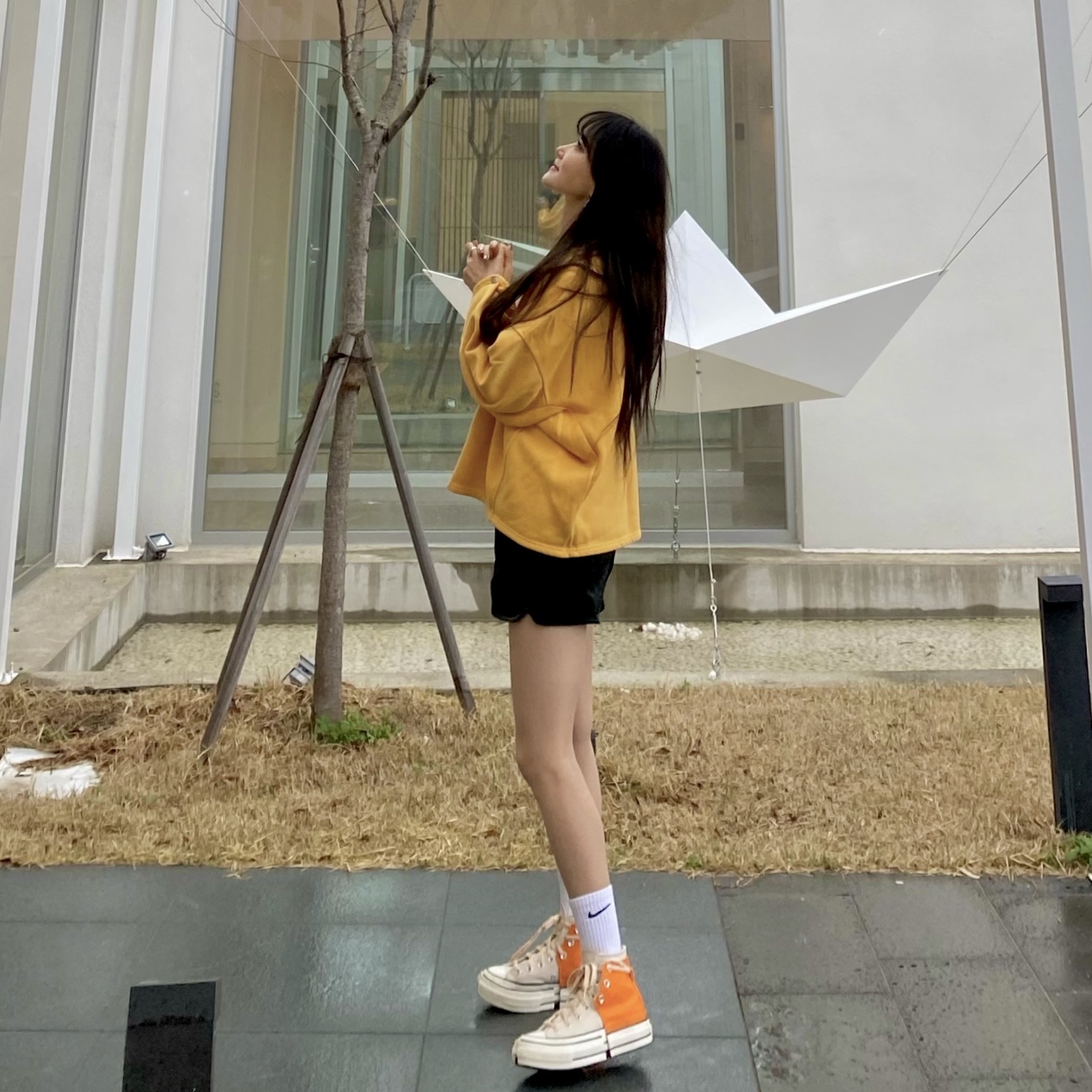 Converse x Feng Chen Wang Chuck 70 2-in-1 Persimmon Orange, Burberry Mini Two-Tone Canvas and Leather Pocket Bag Natural Malt Brown 착용 스타일 - 1