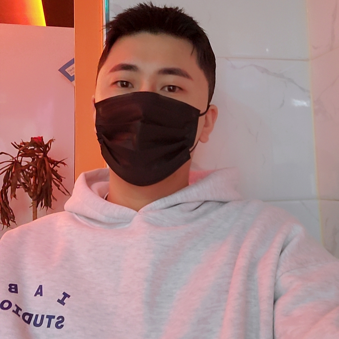 IAB Studio Hoodie Light Gray 착용 스타일
