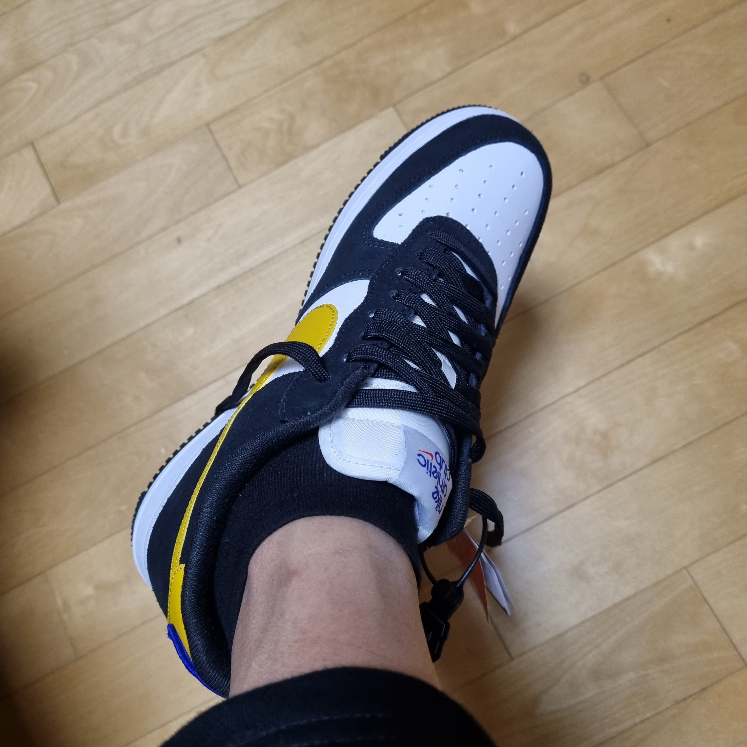 Nike Air Force 1 '07 LV8 Athletic Club Black Dark Sulfur 착용 스타일