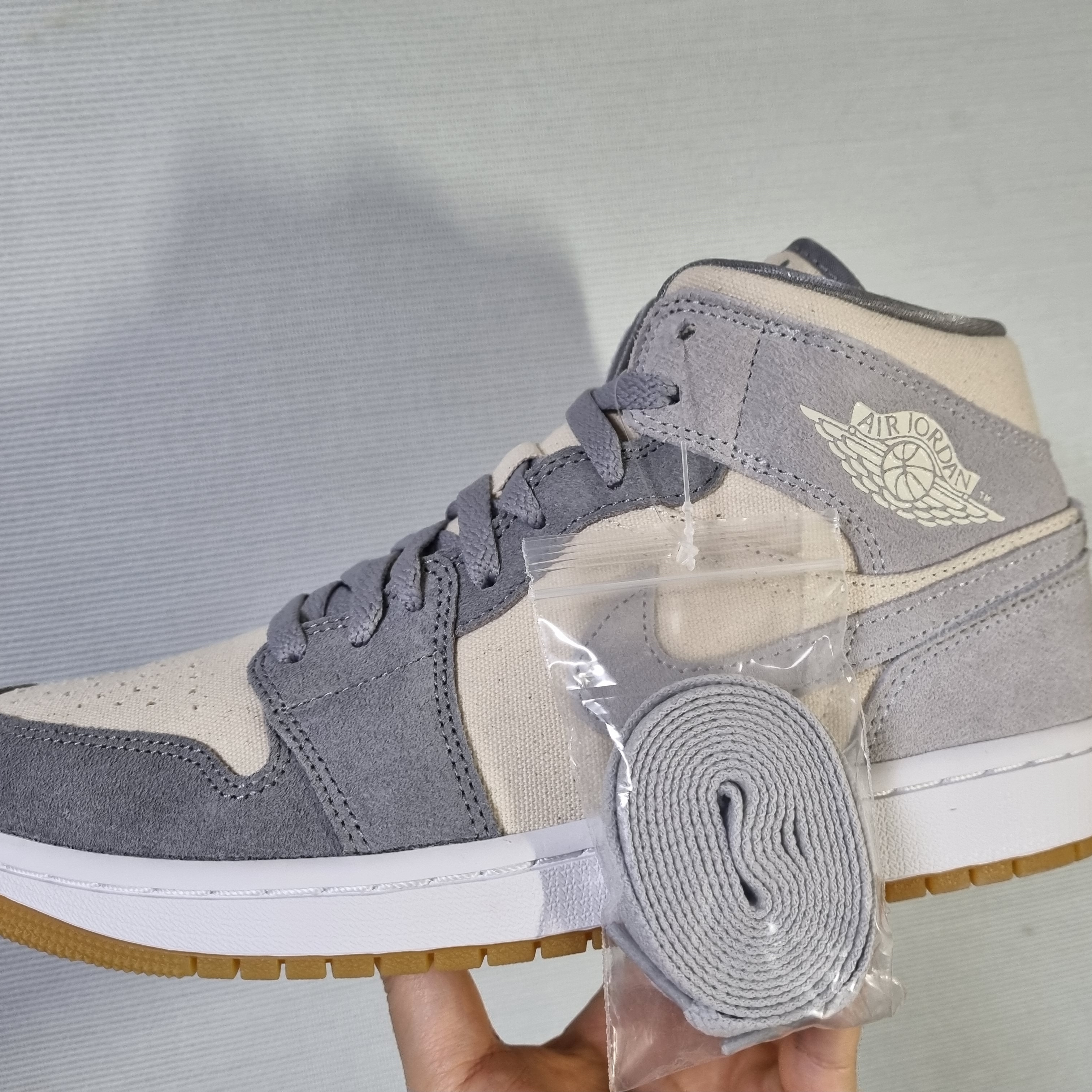 Jordan 1 Mid SE Coconut Milk Particle Grey 착용 스타일 - 3