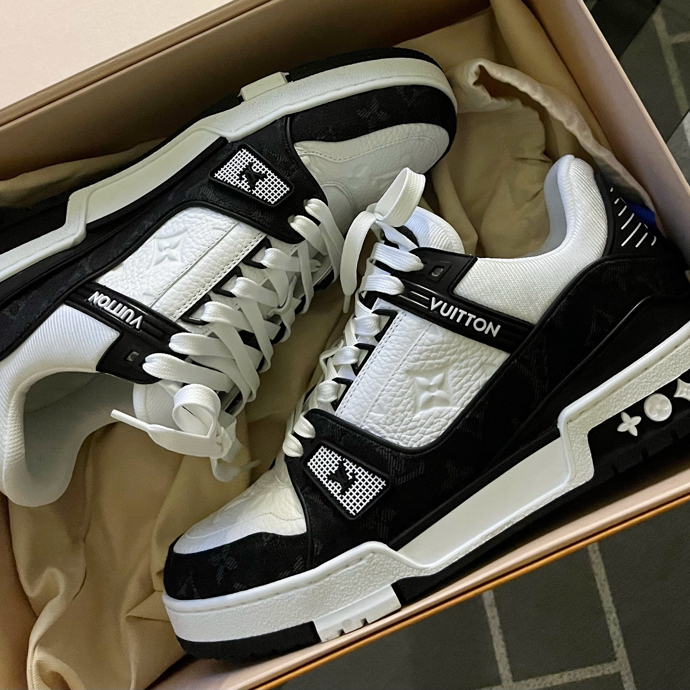 Louis Vuitton LV Trainer Sneakers Monogram Denim Black 착용 스타일