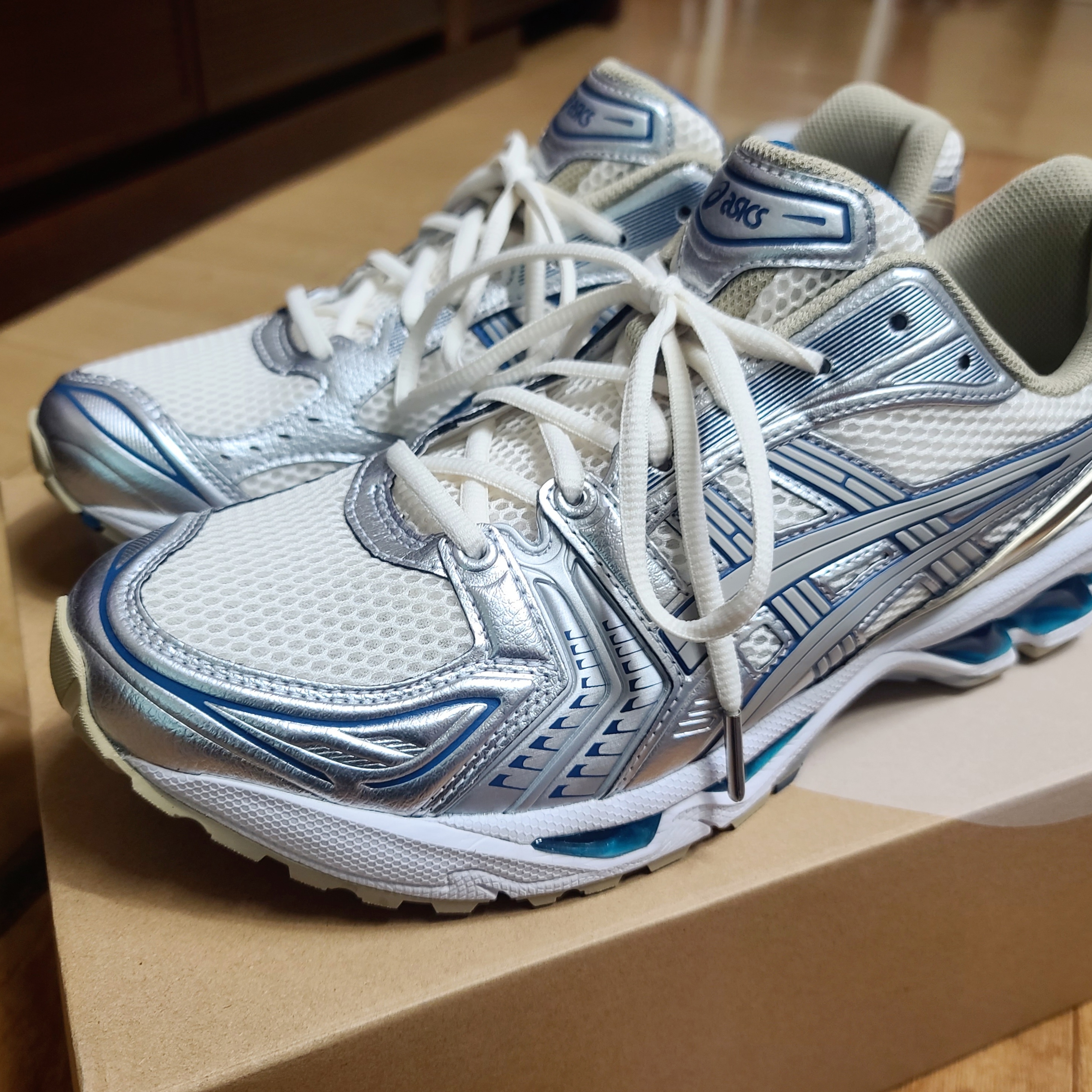 Asics Gel-Kayano 14 Cream Pure Silver 착용 스타일 - 3