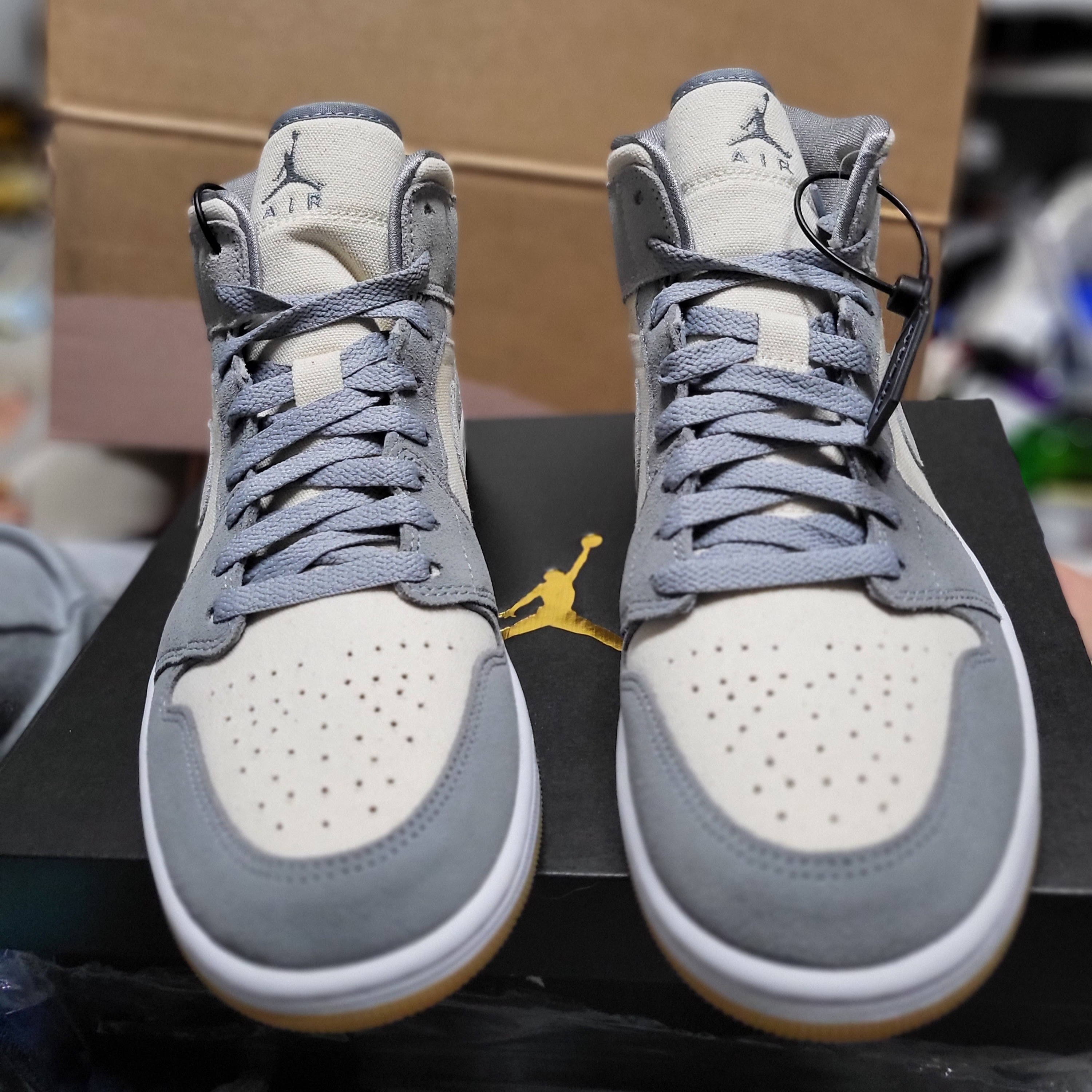 Jordan 1 Mid SE Coconut Milk Particle Grey 착용 스타일 - 2