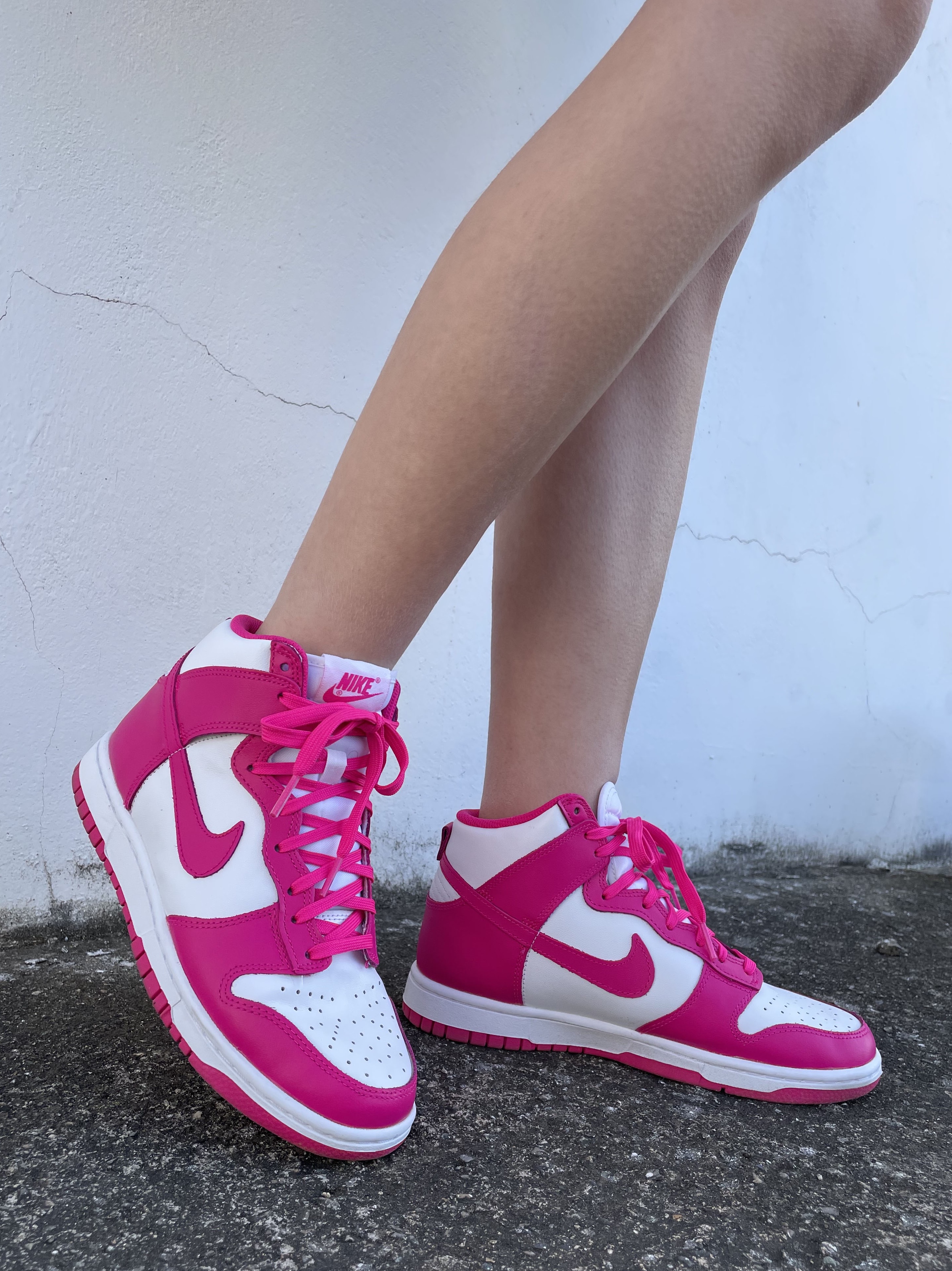 (W) Nike Dunk High Pink Prime, Prada Re-Edition 2000 Re-Nylon Mini Shoulder Bag Black 착용 스타일 - 3