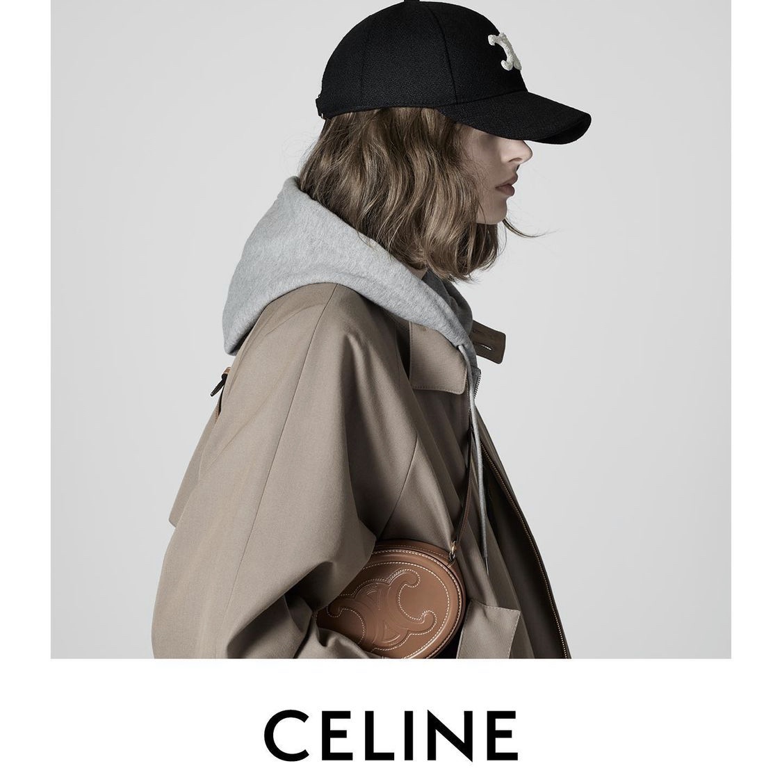 Celine Crossbody Oval Purse Cuir Triomphe in Smooth Calfskin Tan 착용 스타일