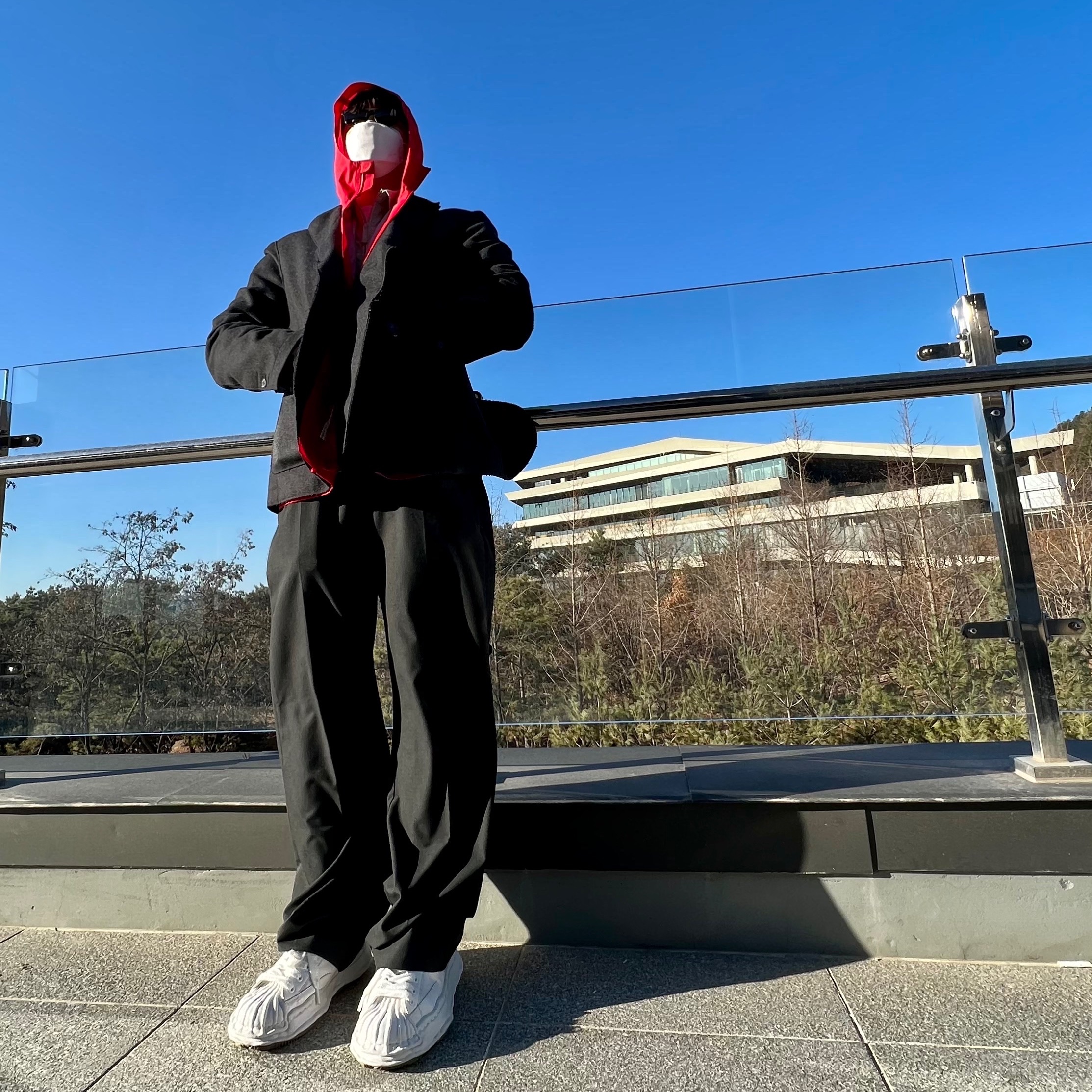 Nike x Matthew M Williams NRG SE Jacket University Red, Maison Mihara Yasuhiro Blakey OG Sole Leather Low-top Sneakers White 착용 스타일