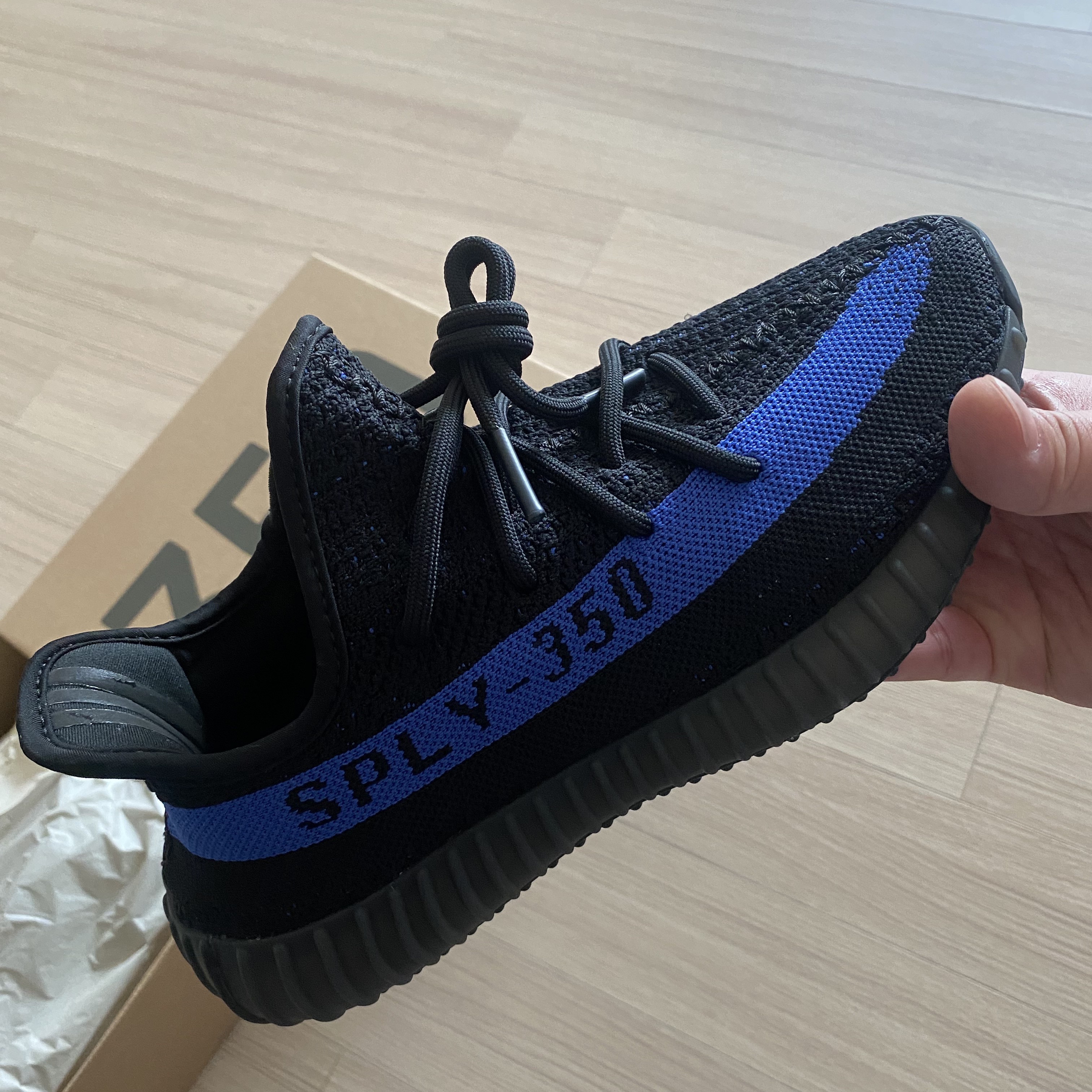 Adidas Yeezy Boost 350 V2 Dazzling Blue 착용 스타일