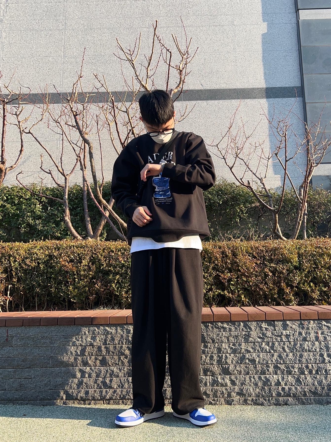Jordan 1 Low Hyper Royal, Ader Error x Eastpak Shoulder Bag Black 착용 스타일 - 1