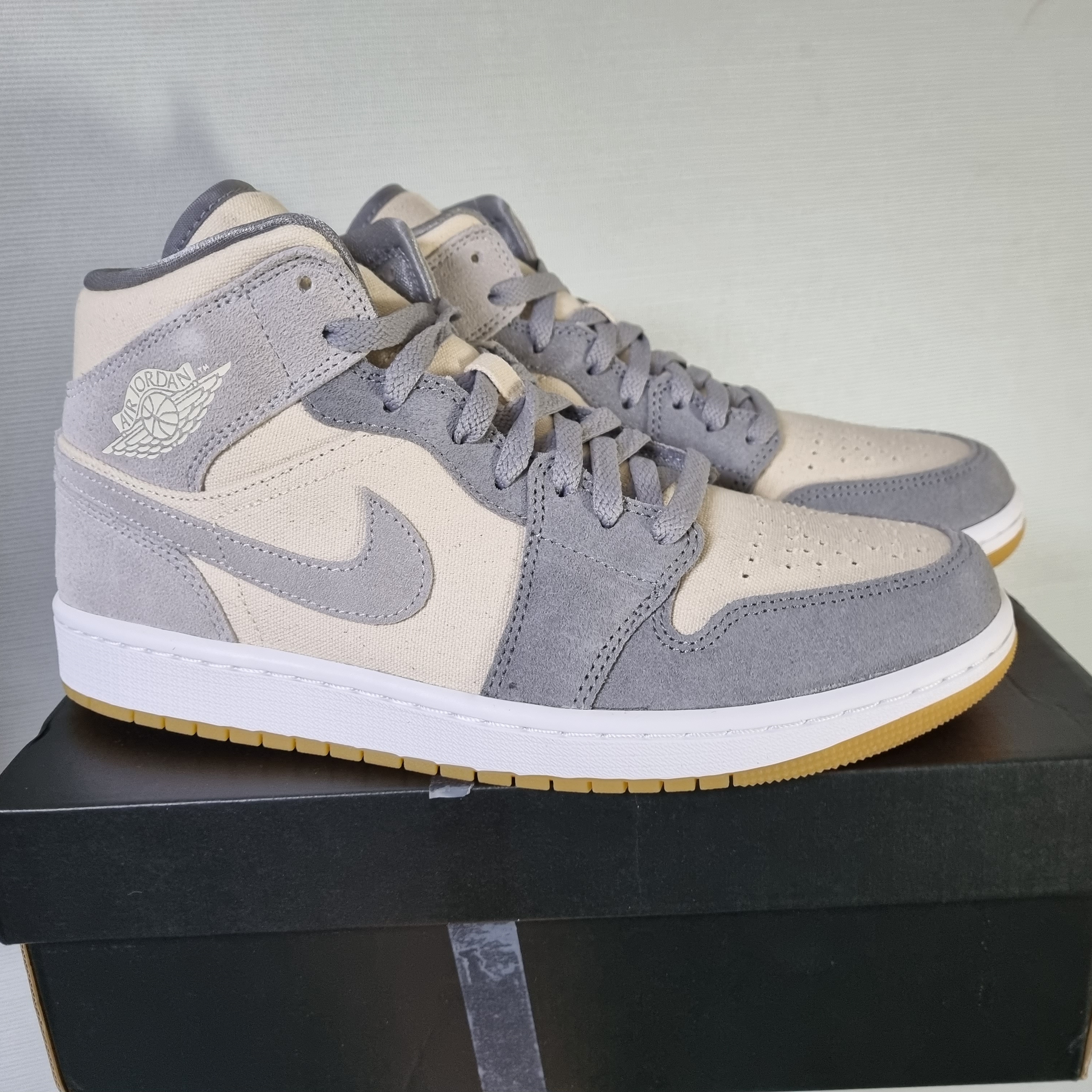 Jordan 1 Mid SE Coconut Milk Particle Grey 착용 스타일 - 2