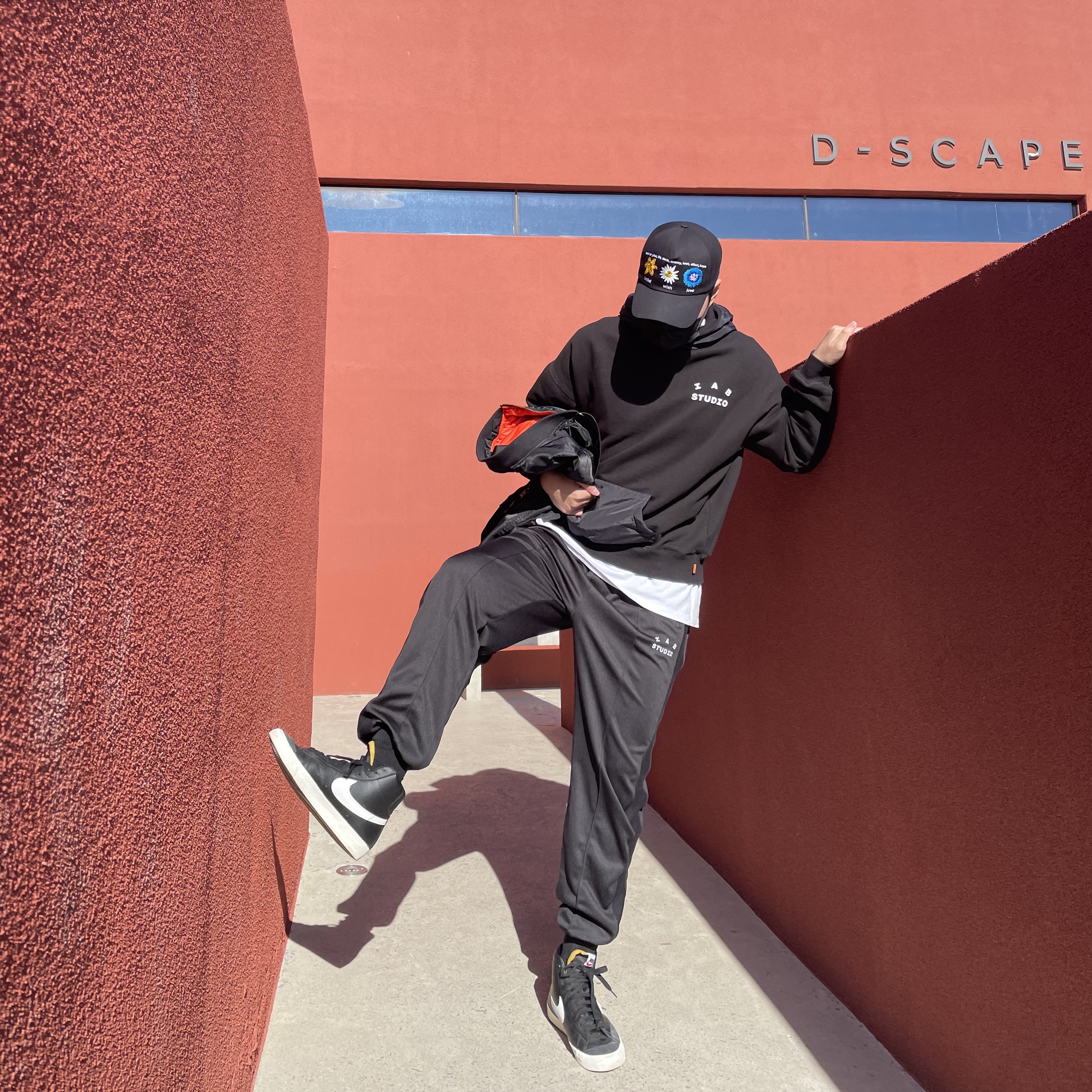 Nike Blazer Mid '77 Vintage Black Sail, IAB Studio Track Pants Black 착용 스타일 - 2