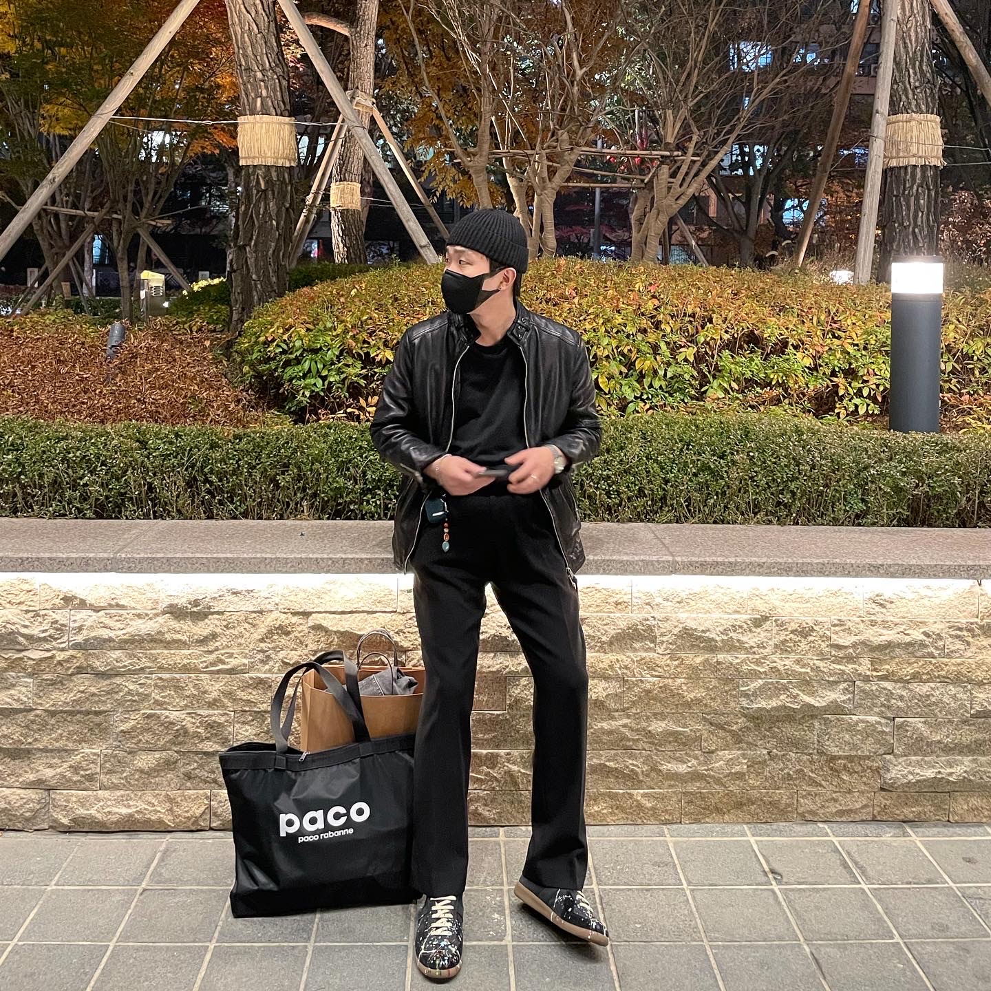 Maison Margiela Replica Paint Drop Sneakers Black 착용 스타일 - 3