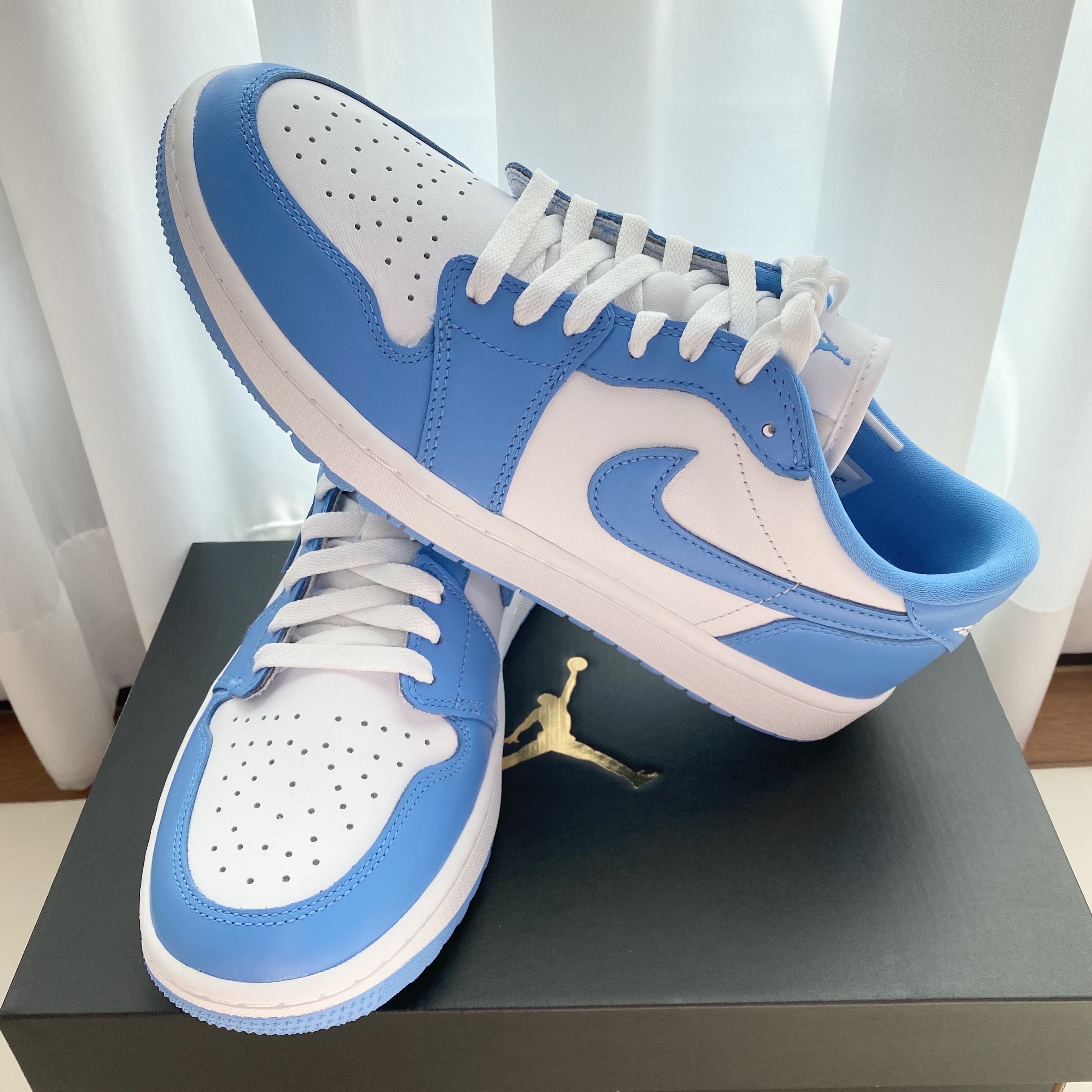 Jordan 1 Low Golf White and University Blue 착용 스타일