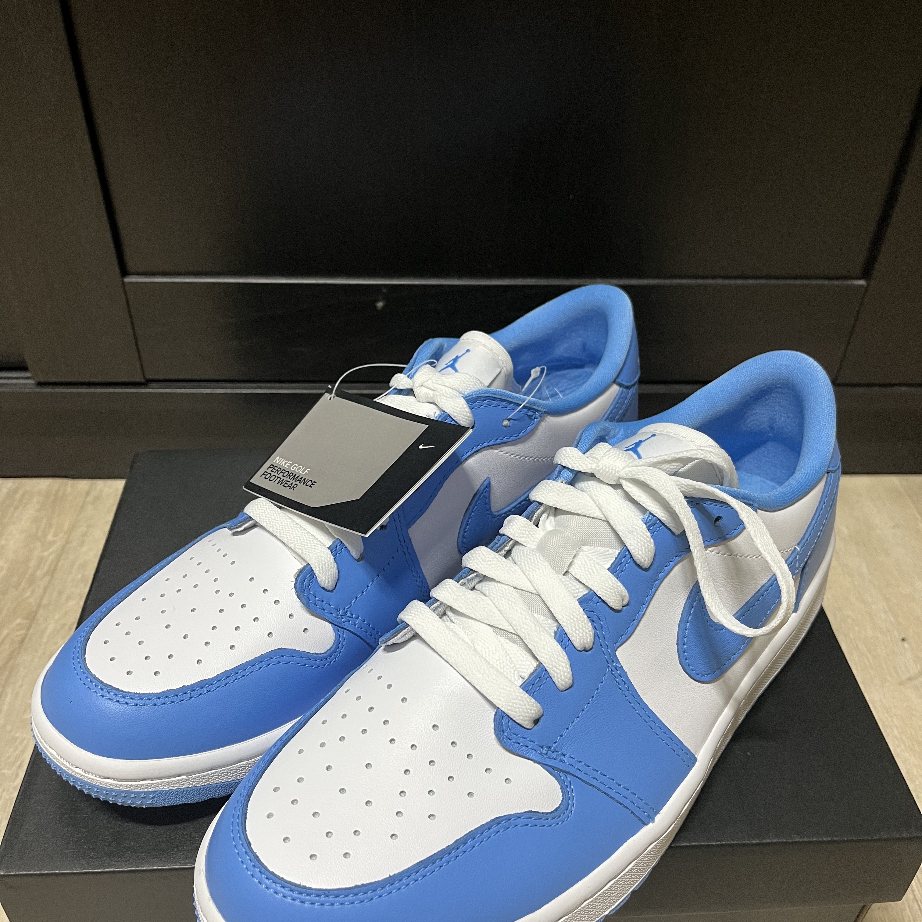 Jordan 1 Low Golf White and University Blue 착용 스타일
