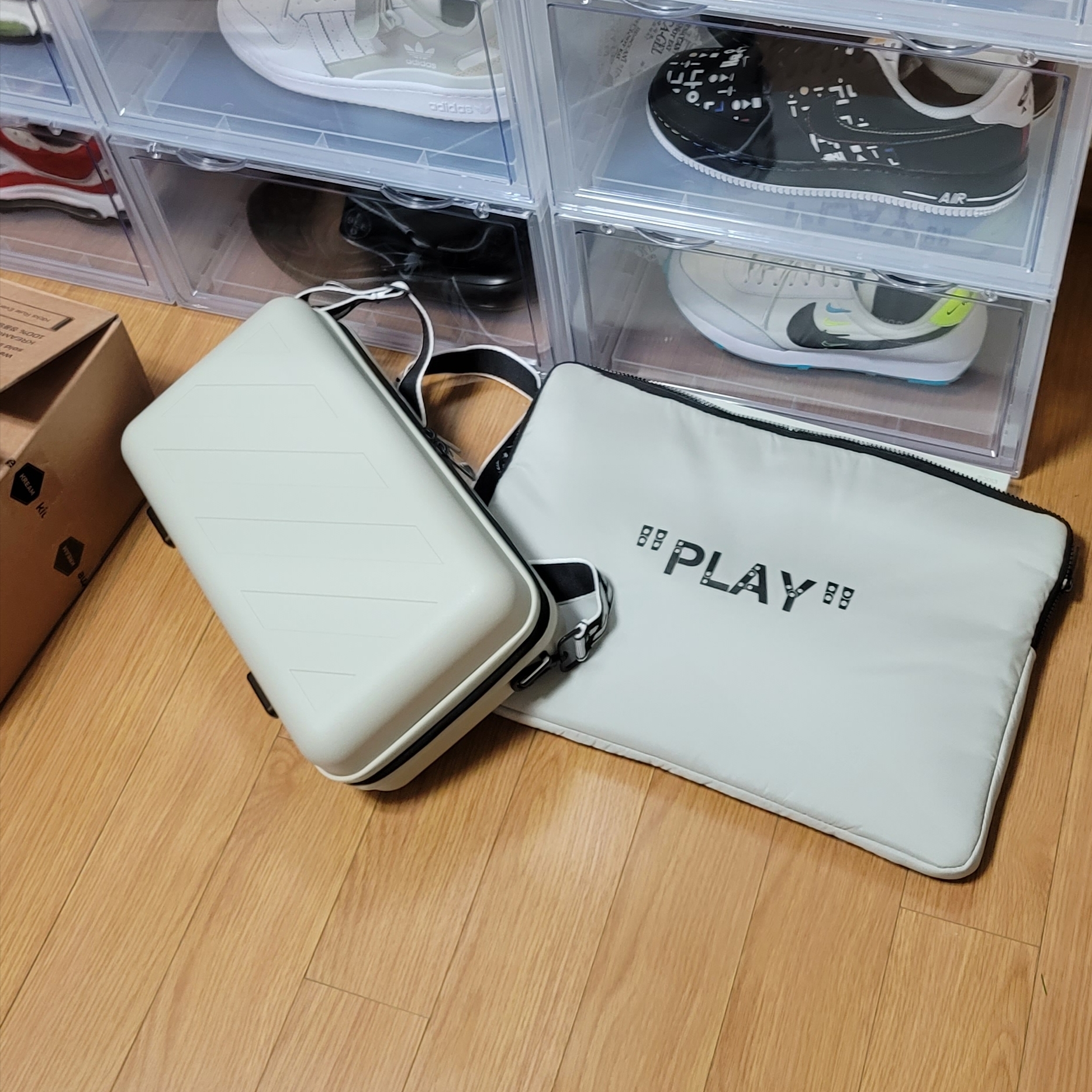 Off-White x Amore Pacific Play Kit, Off-White x Amore Pacific Protection Box (Without Cosmetics) 착용 스타일 - 2