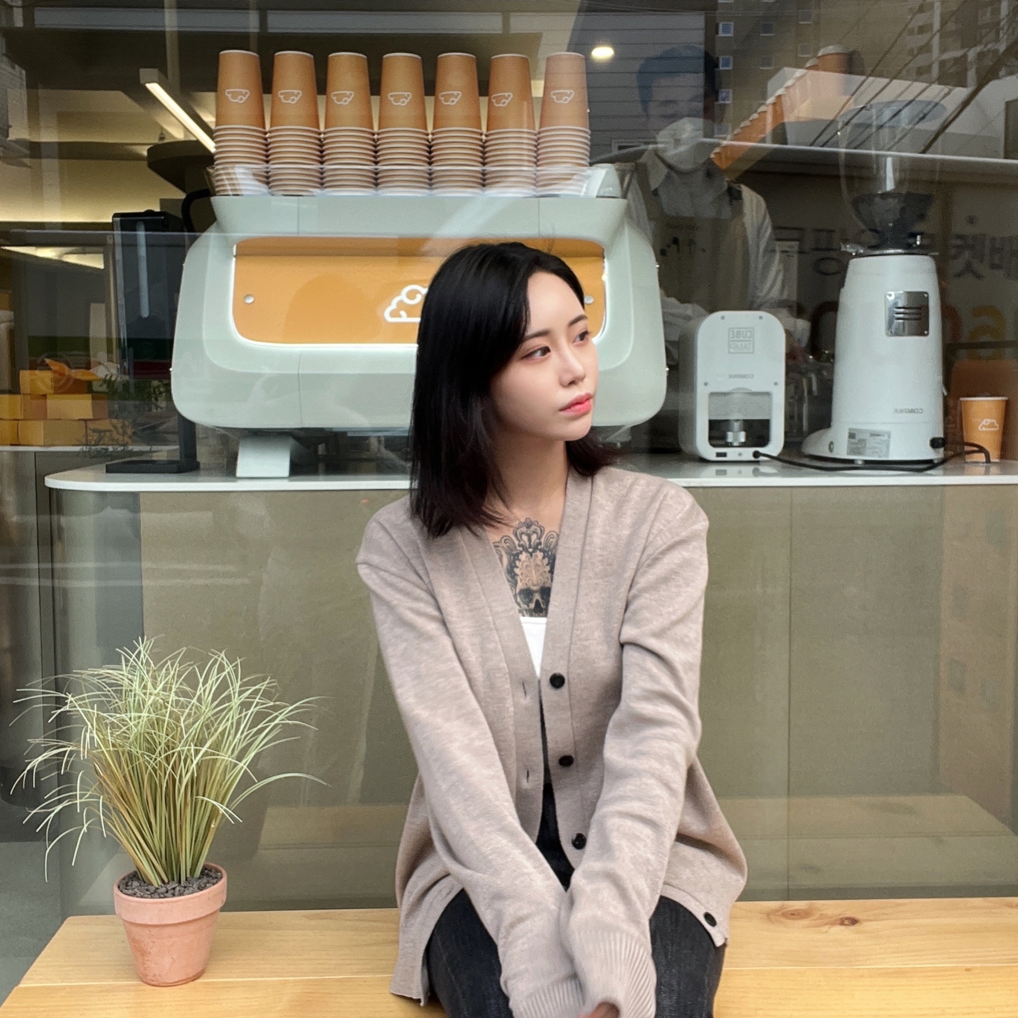 AMI de Coeur Wool Cardigan Beige - 21FW 착용 스타일 - 2