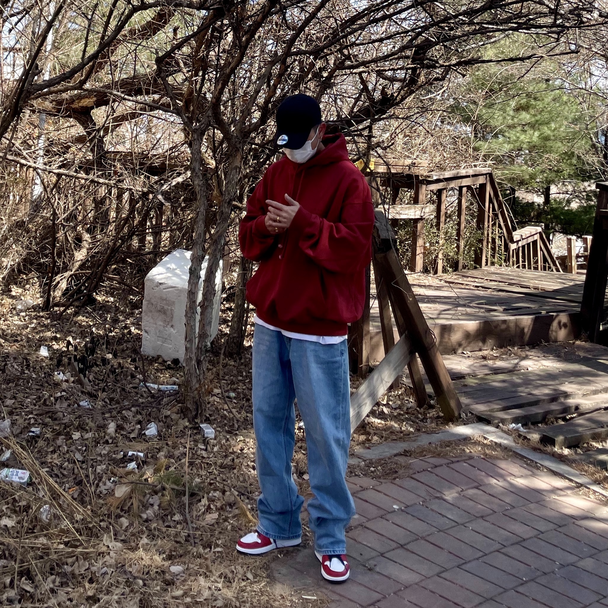 (W) Jordan 1 Retro High Satin Red, New Era x Murakami Takashi Ohana Unstructured Cap Black 착용 스타일