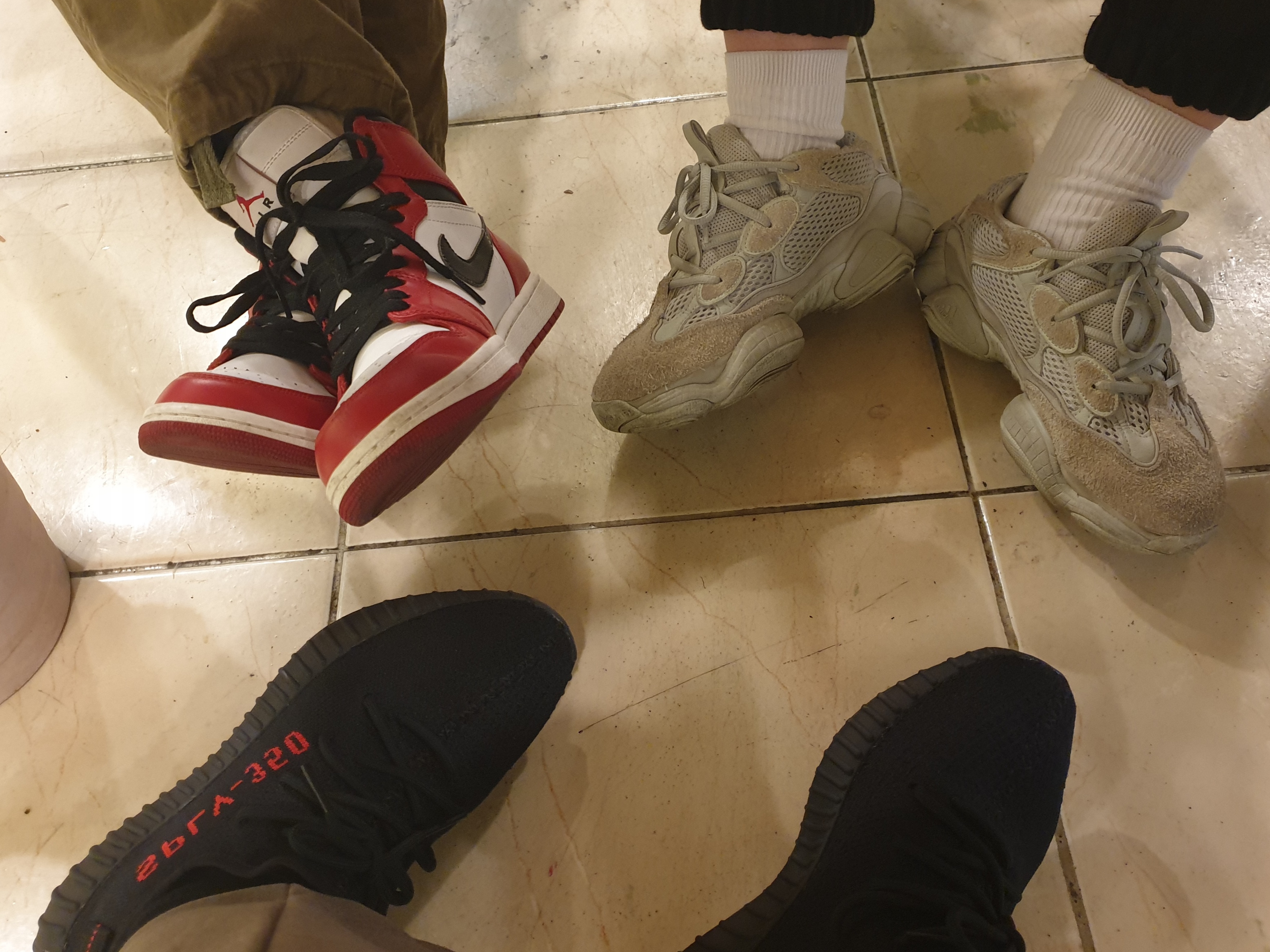 Jordan 1 Retro Chicago 2013, Adidas Yeezy 500 Salt 착용 스타일