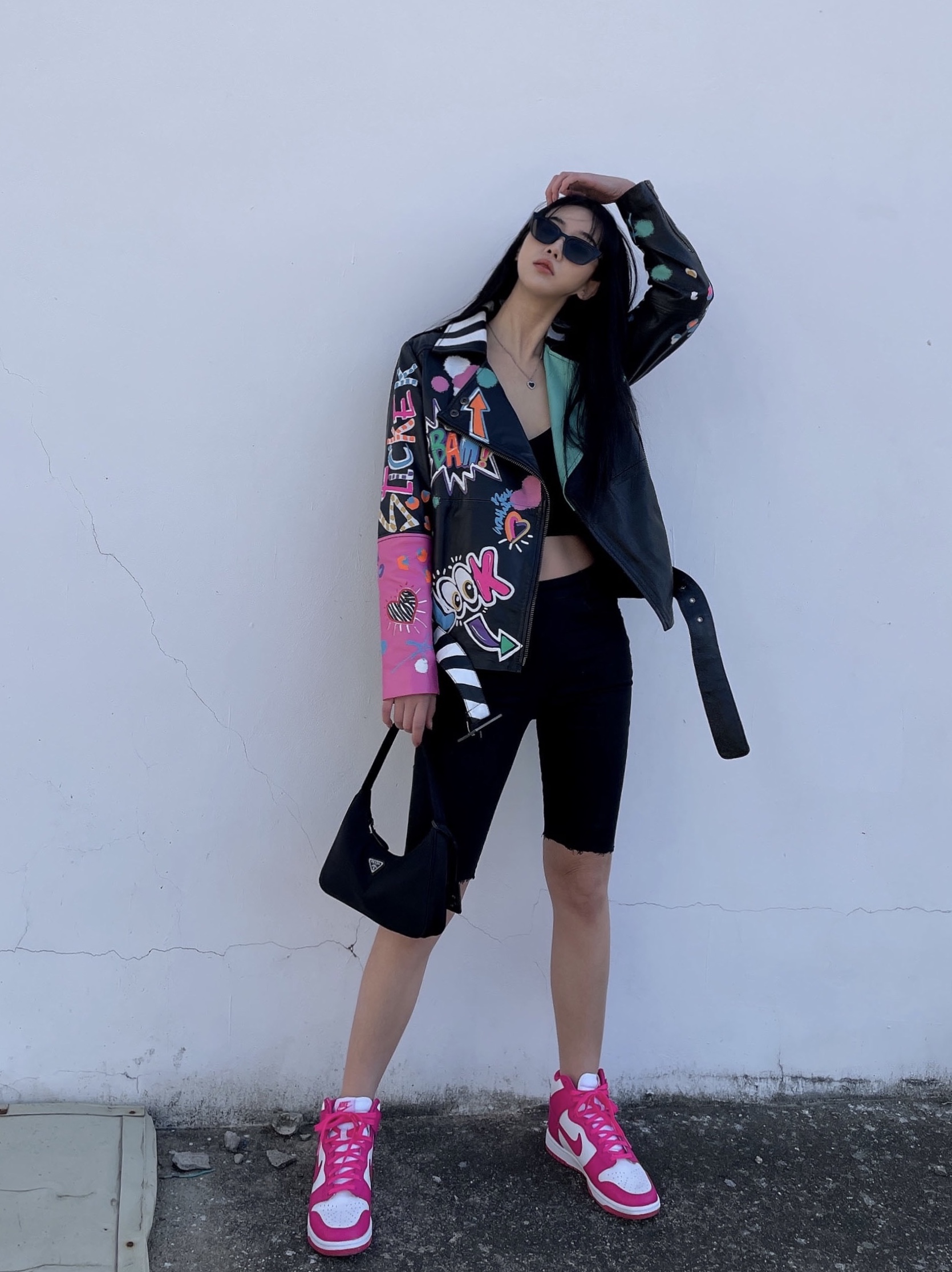 (W) Nike Dunk High Pink Prime, Prada Re-Edition 2000 Re-Nylon Mini Shoulder Bag Black 착용 스타일 - 2