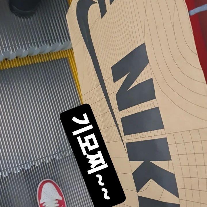 Jordan 1 Retro High OG Light Fusion Red, Nike Dunk Low Retro Black 착용 스타일 - 1