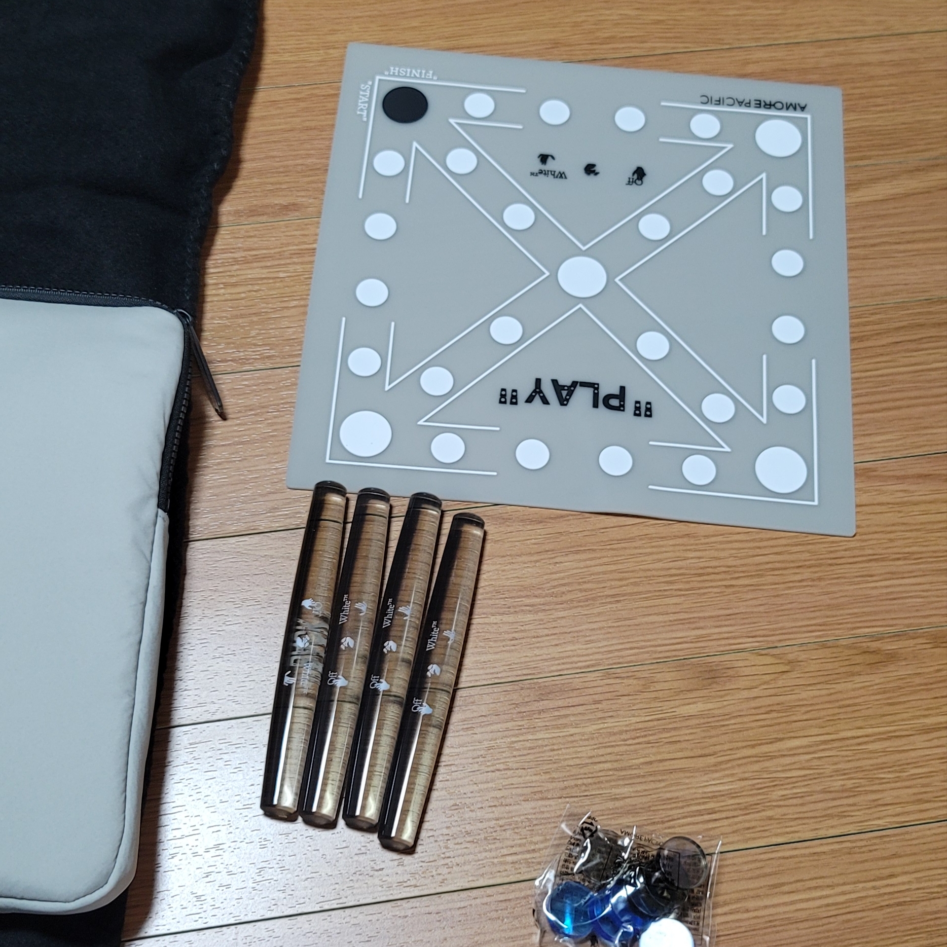 Off-White x Amore Pacific Play Kit, Off-White x Amore Pacific Protection Box (Without Cosmetics) 착용 스타일 - 3