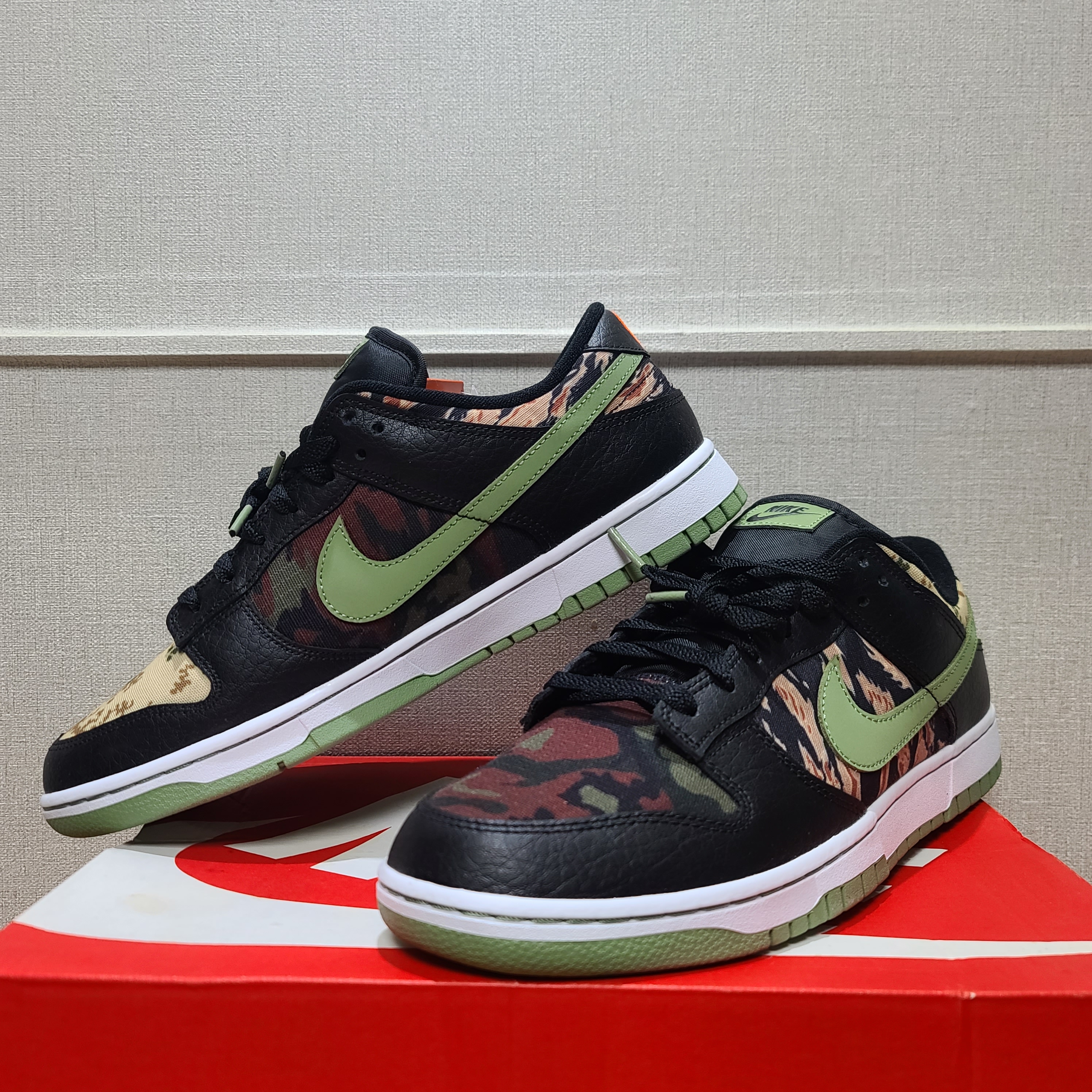 Jordan 1 Retro High Fearless UNC Chicago, Jordan 1 Retro High OG Electro Orange 착용 스타일 - 3