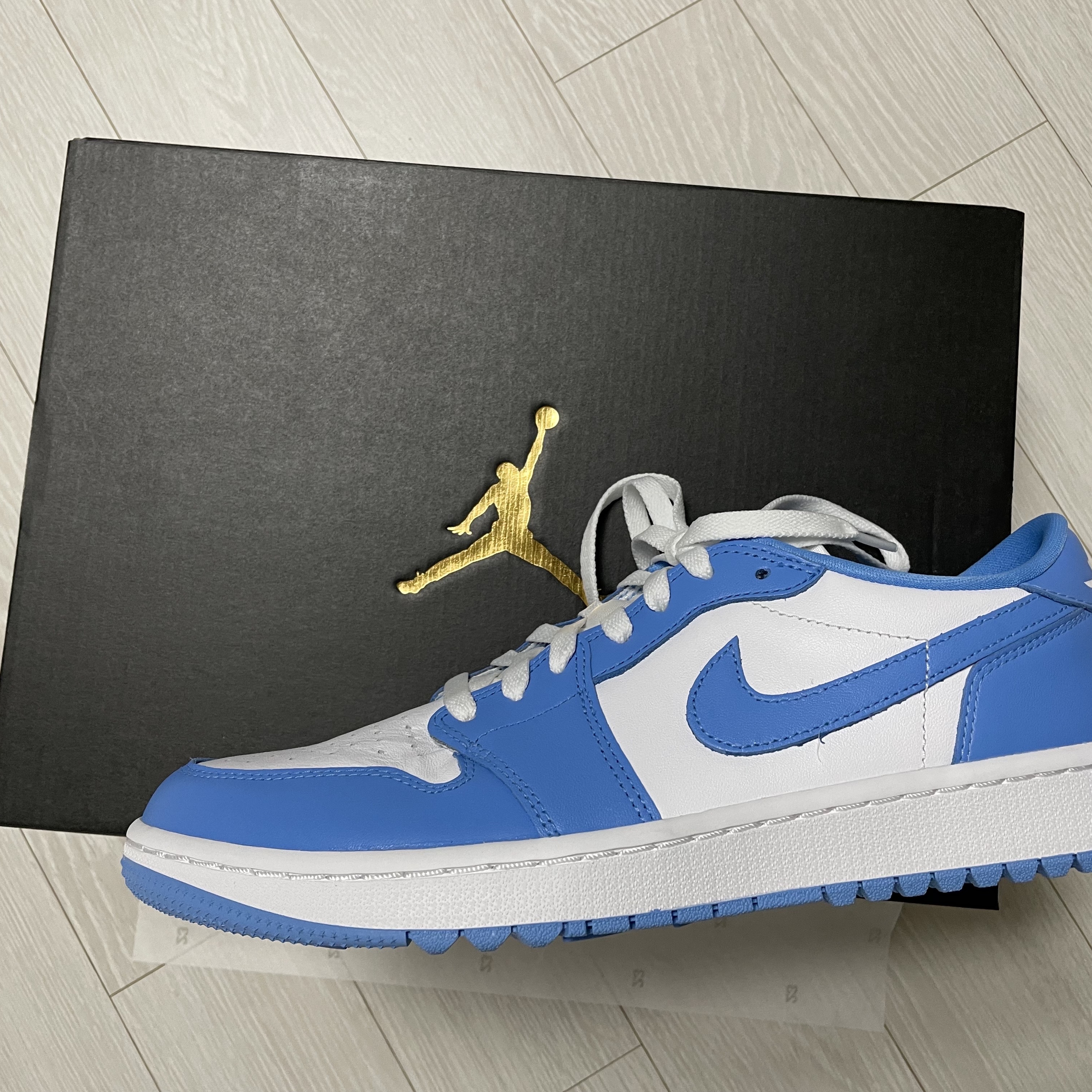 Jordan 1 Low Golf White and University Blue 착용 스타일