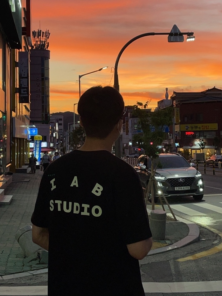 IAB Studio Black Glow T-Shirt 착용 스타일