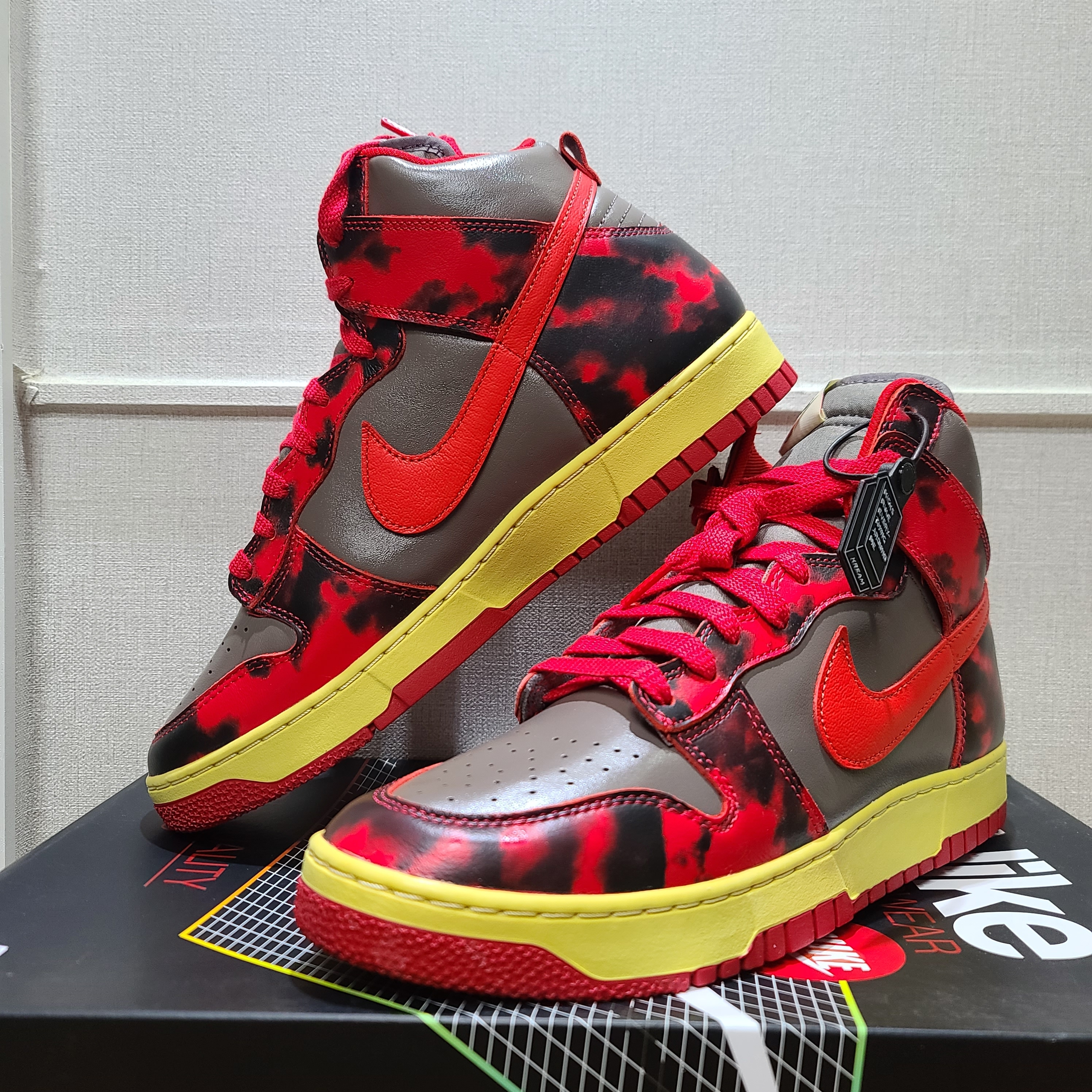 Jordan 1 Retro High Fearless UNC Chicago, Jordan 1 Retro High OG Electro Orange 착용 스타일 - 4