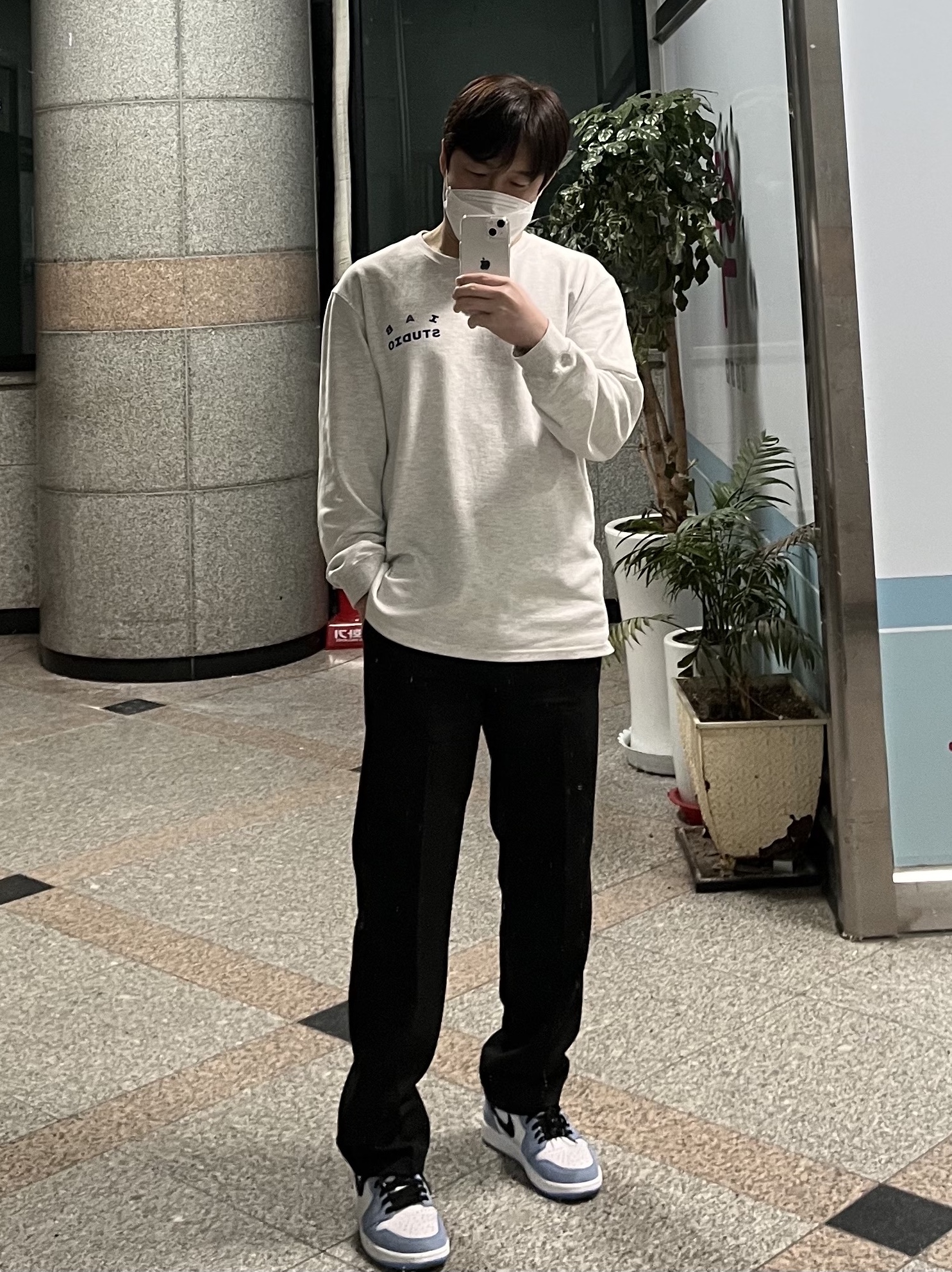 Jordan 1 Retro High OG University Blue, IAB Studio Long Sleeve Light Gray 착용 스타일