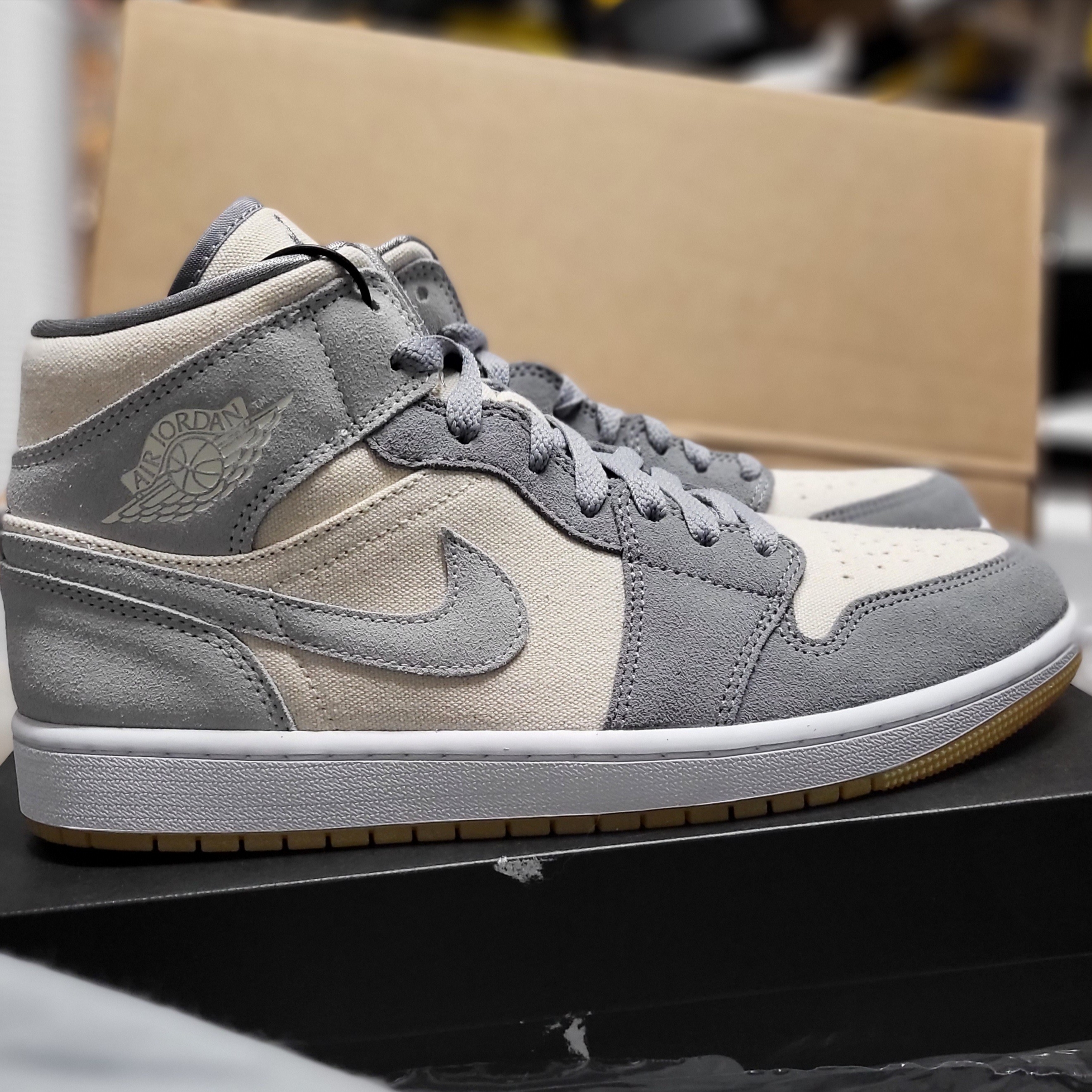 Jordan 1 Mid SE Coconut Milk Particle Grey 착용 스타일 - 1