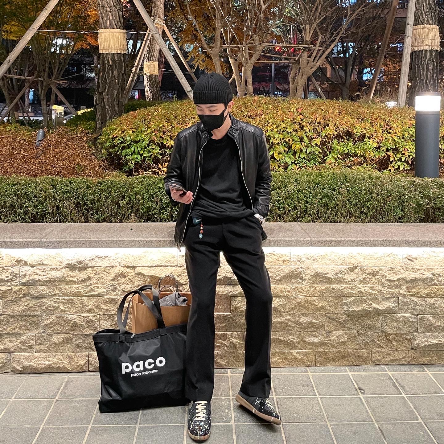 Maison Margiela Replica Paint Drop Sneakers Black 착용 스타일 - 1