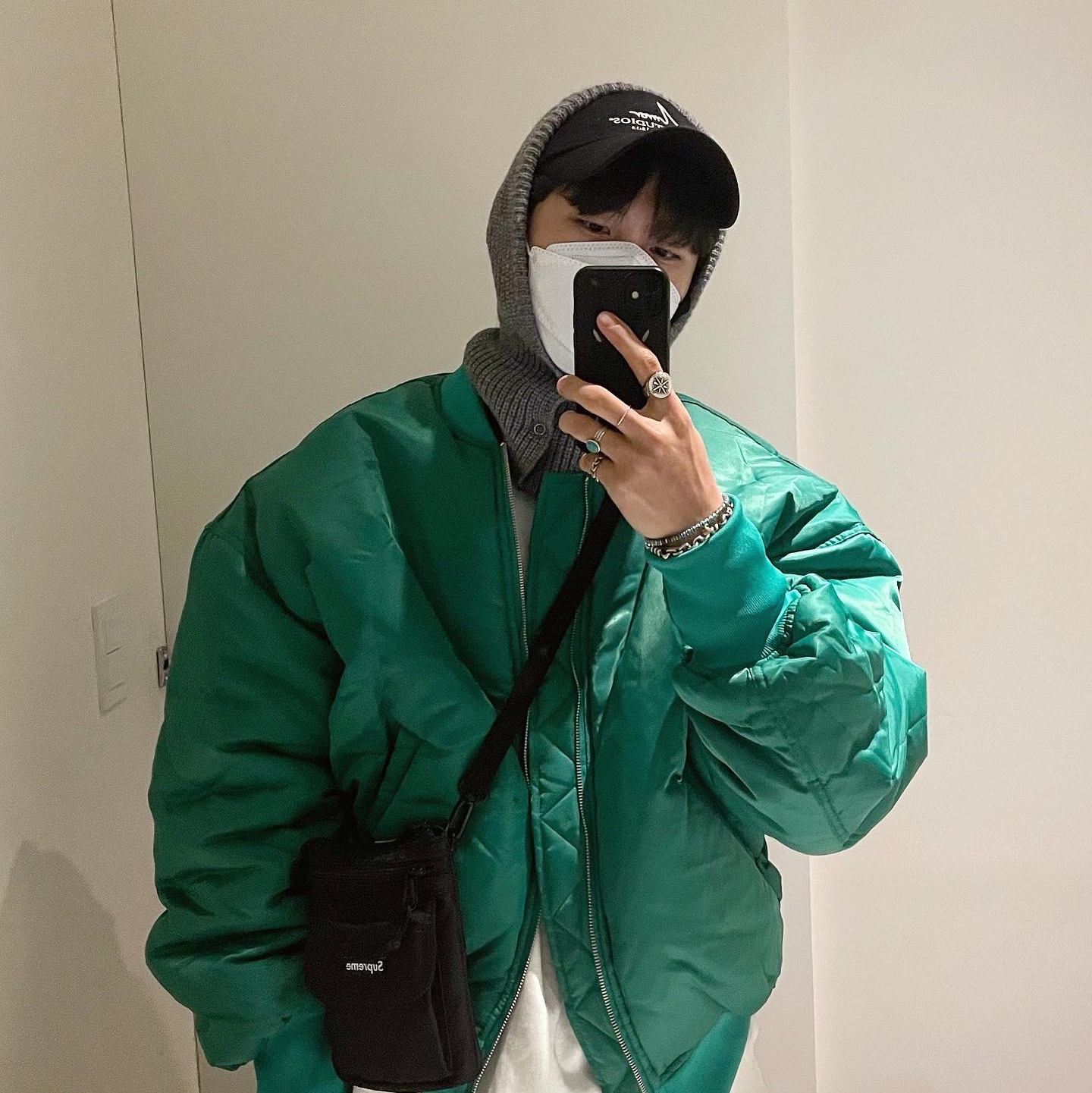 Nike x Peaceminusone Kwondo1 White, Supreme Shoulder Bag Black - 19FW 착용 스타일 - 3