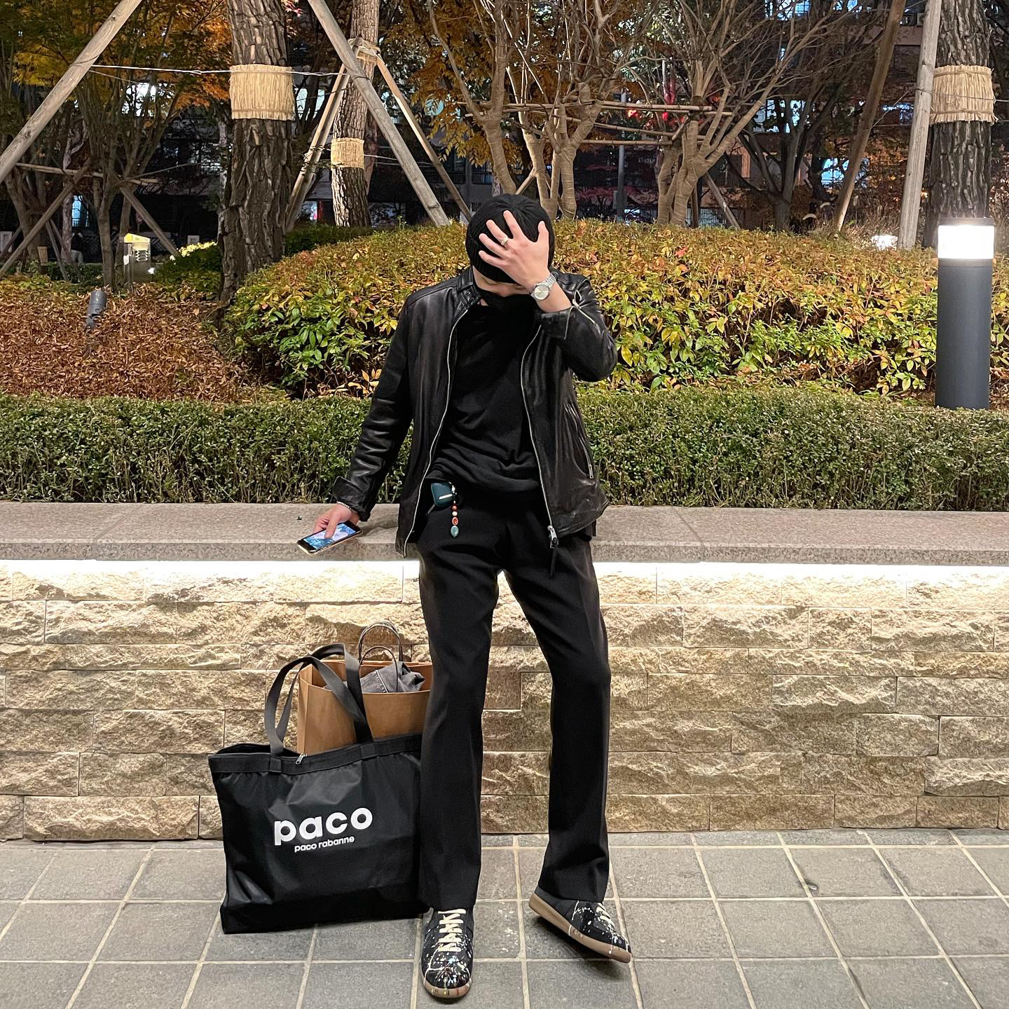 Maison Margiela Replica Paint Drop Sneakers Black 착용 스타일 - 2