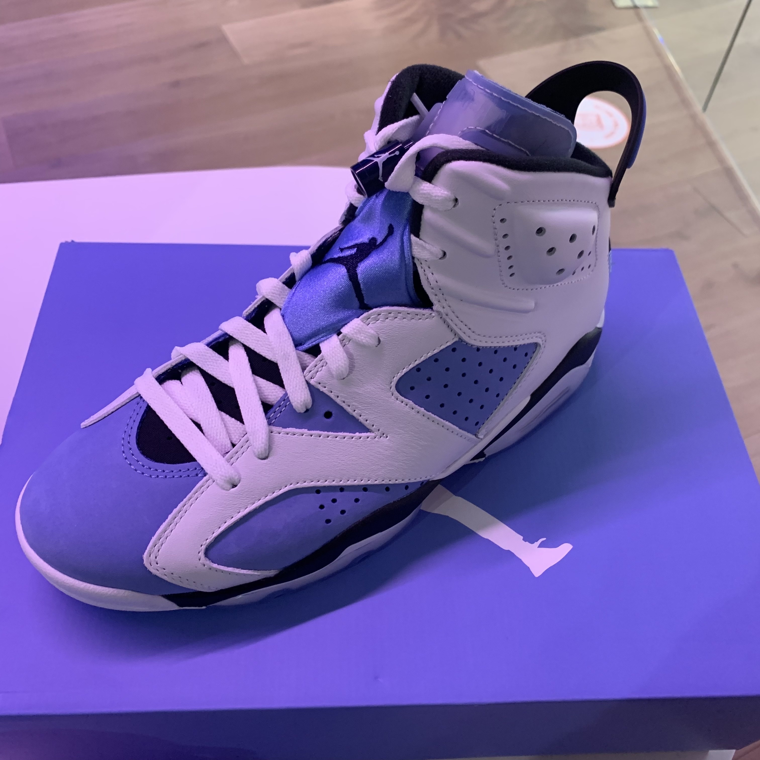 Jordan 6 Retro University Blue 착용 스타일 - 3