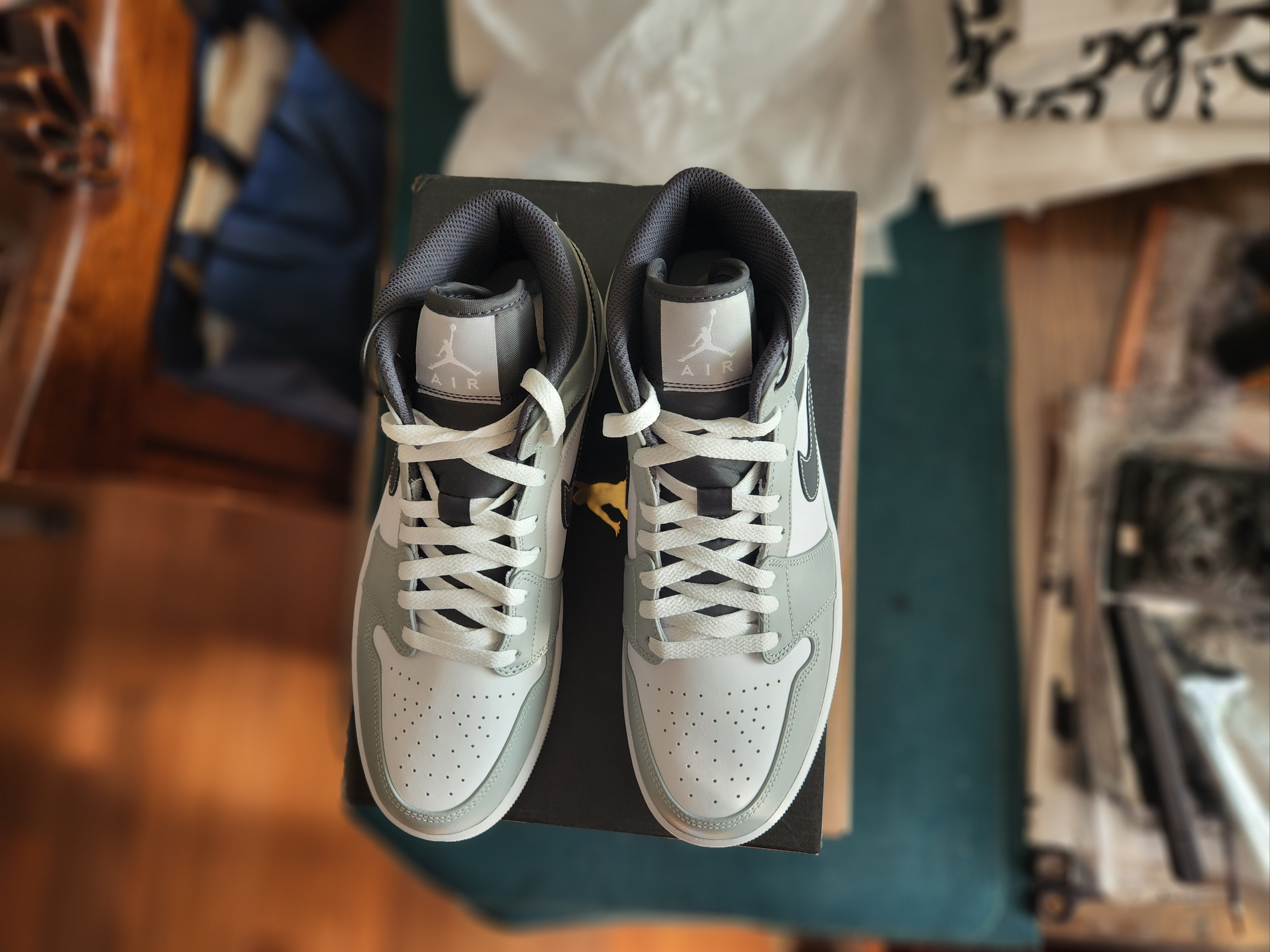 Jordan 1 Mid Light Smoke Grey Anthracite 착용 스타일 - 4