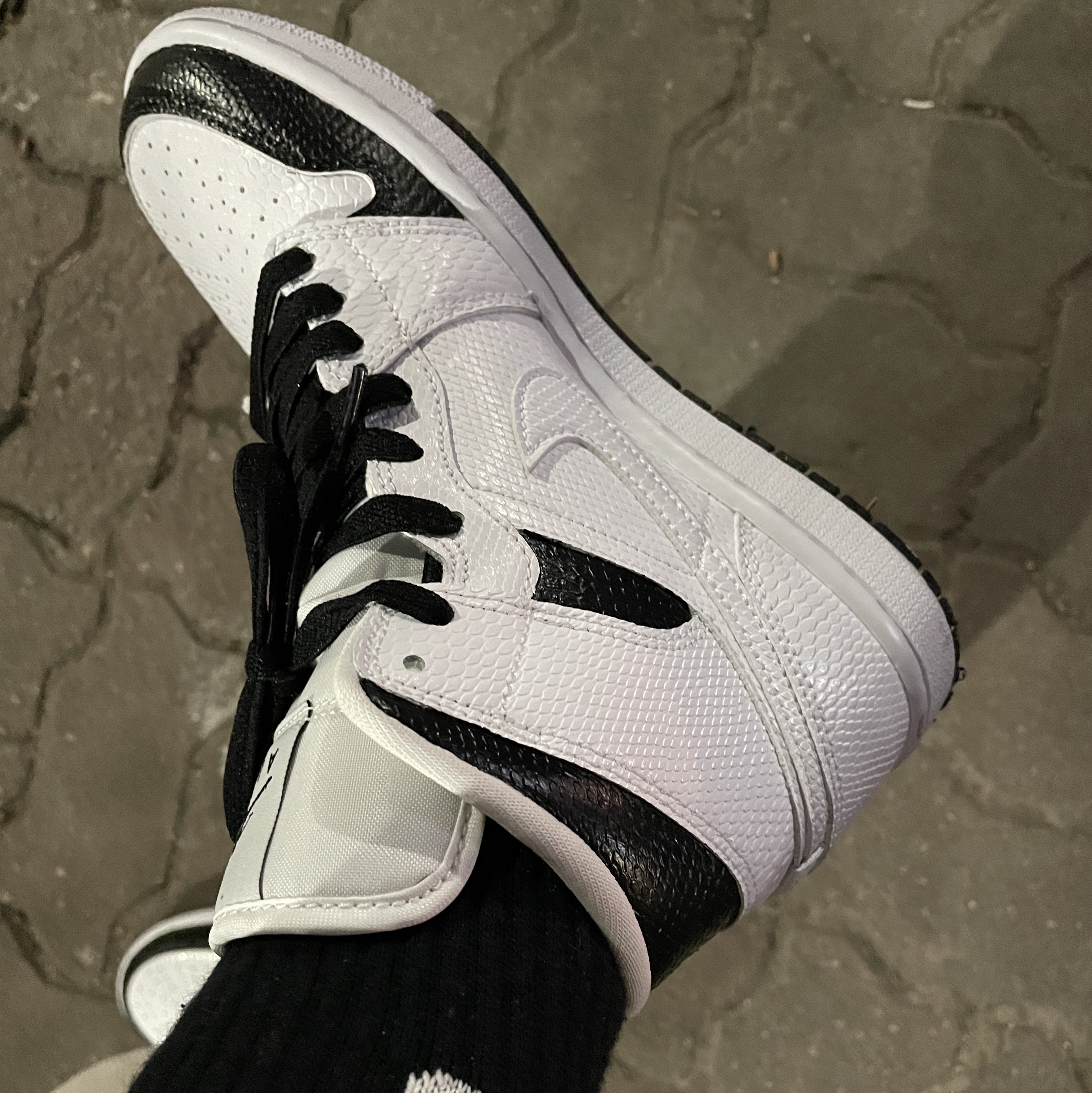 (W) Jordan 1 Mid White Snakeskin 착용 스타일 - 2