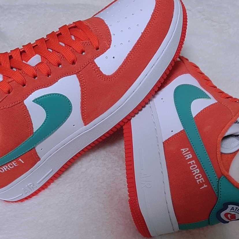 Nike Air Force 1 '07 LV8 Athletic Club Rush Orange Washed Teal 착용 스타일 - 2